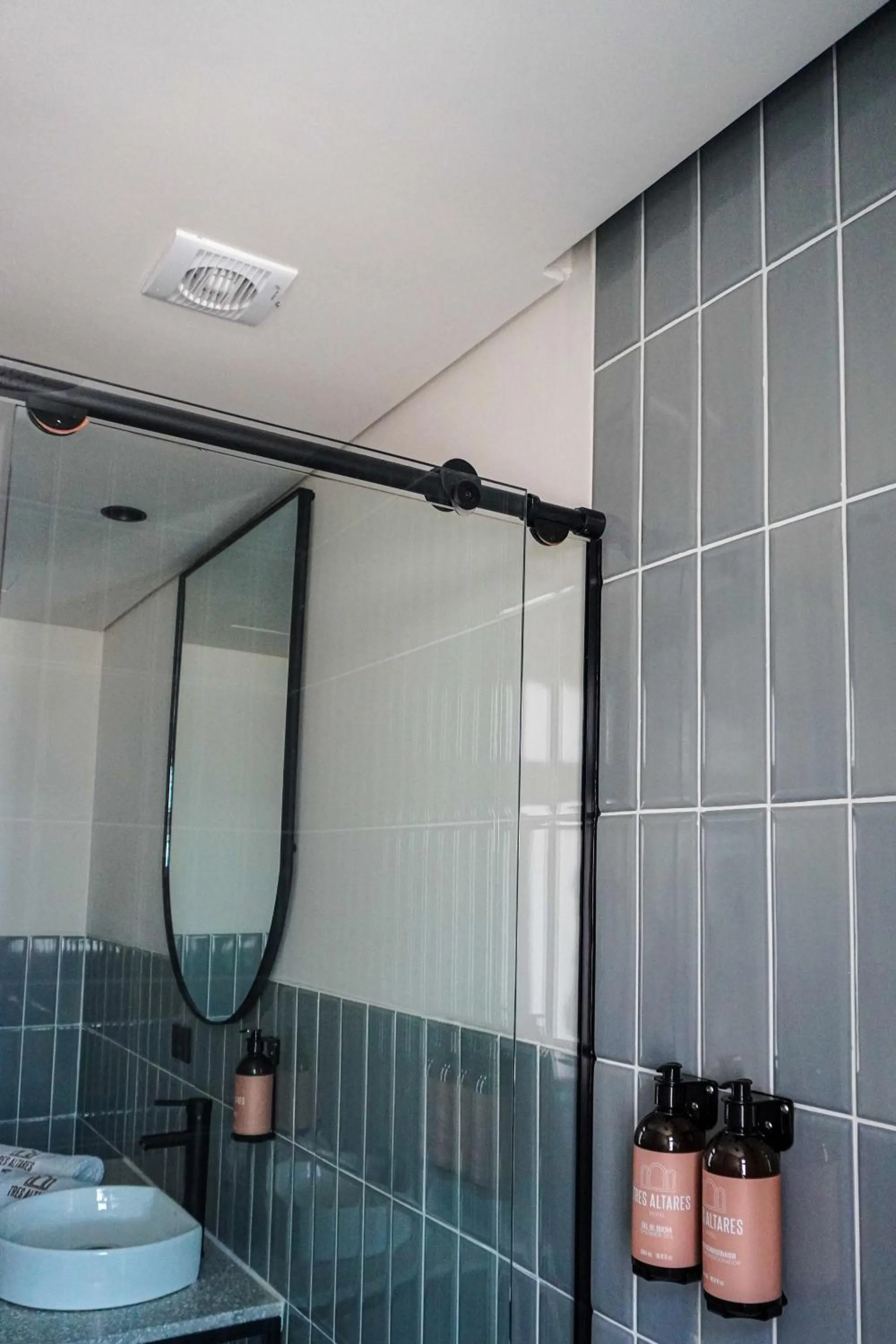 Shower in Hotel Tres Altares Sabaneta