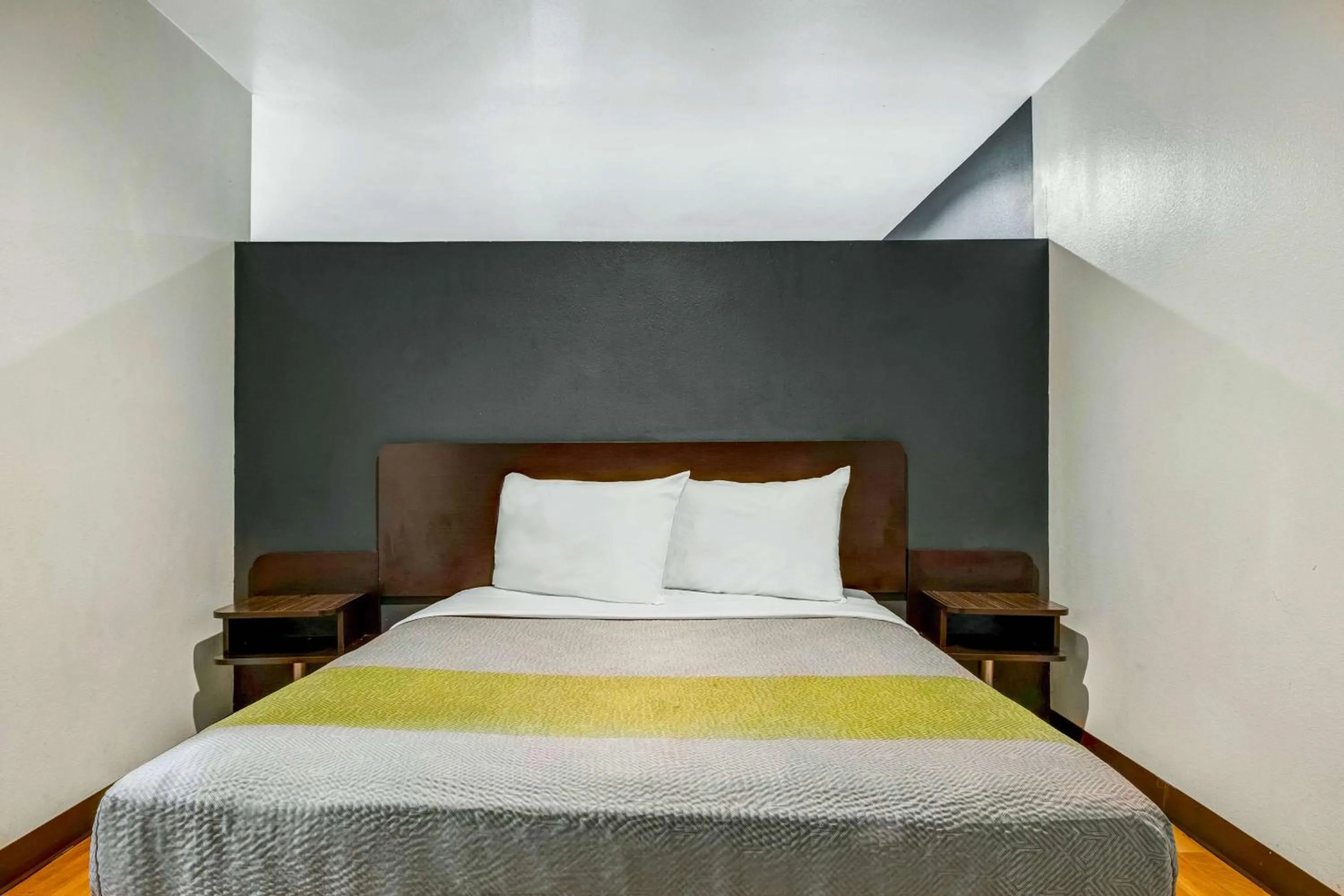 Photo of the whole room, Bed in Studio 6-Portland, OR