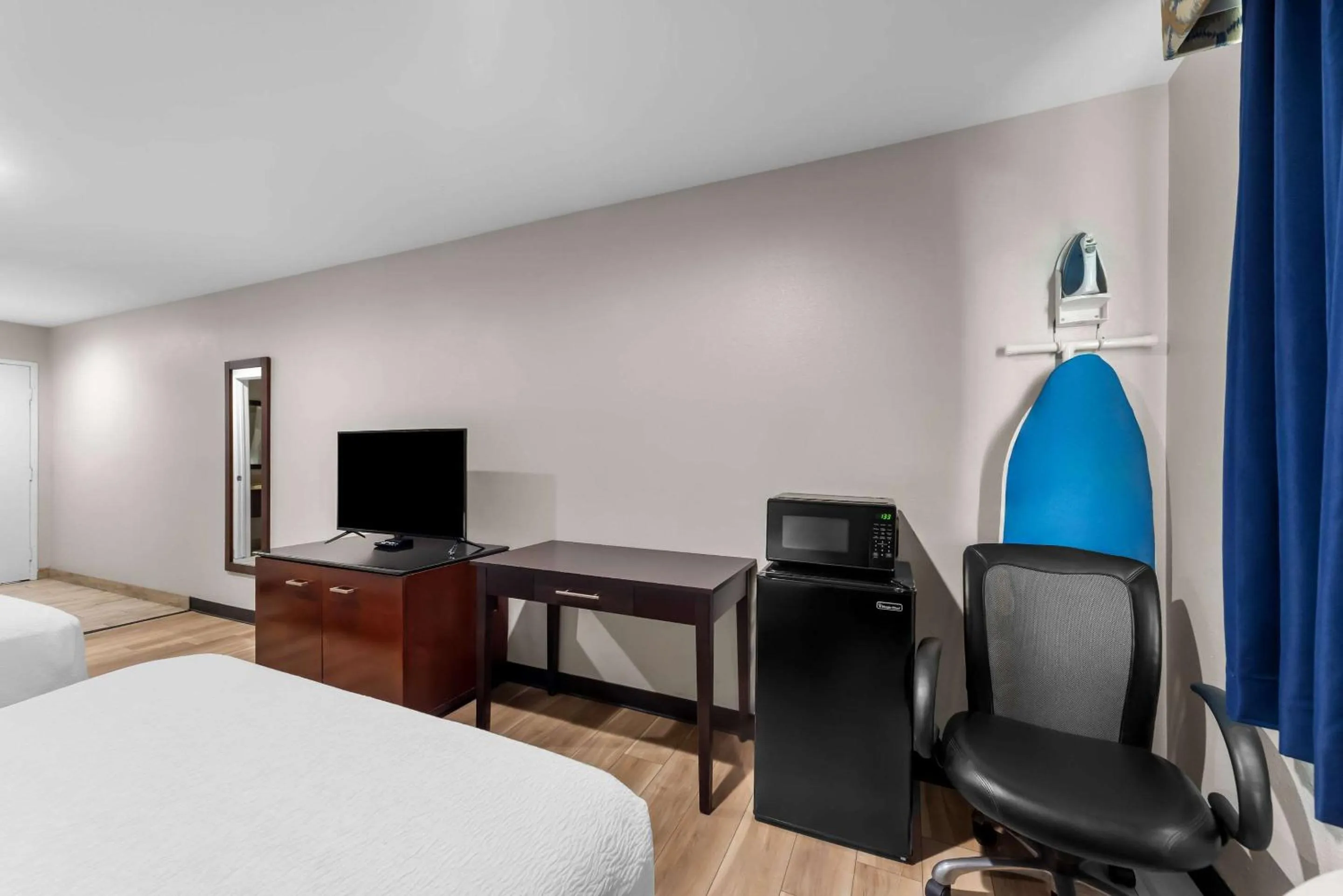 Bedroom, Bed in SureStay Plus Hotel by Best Western Chula Vista West
