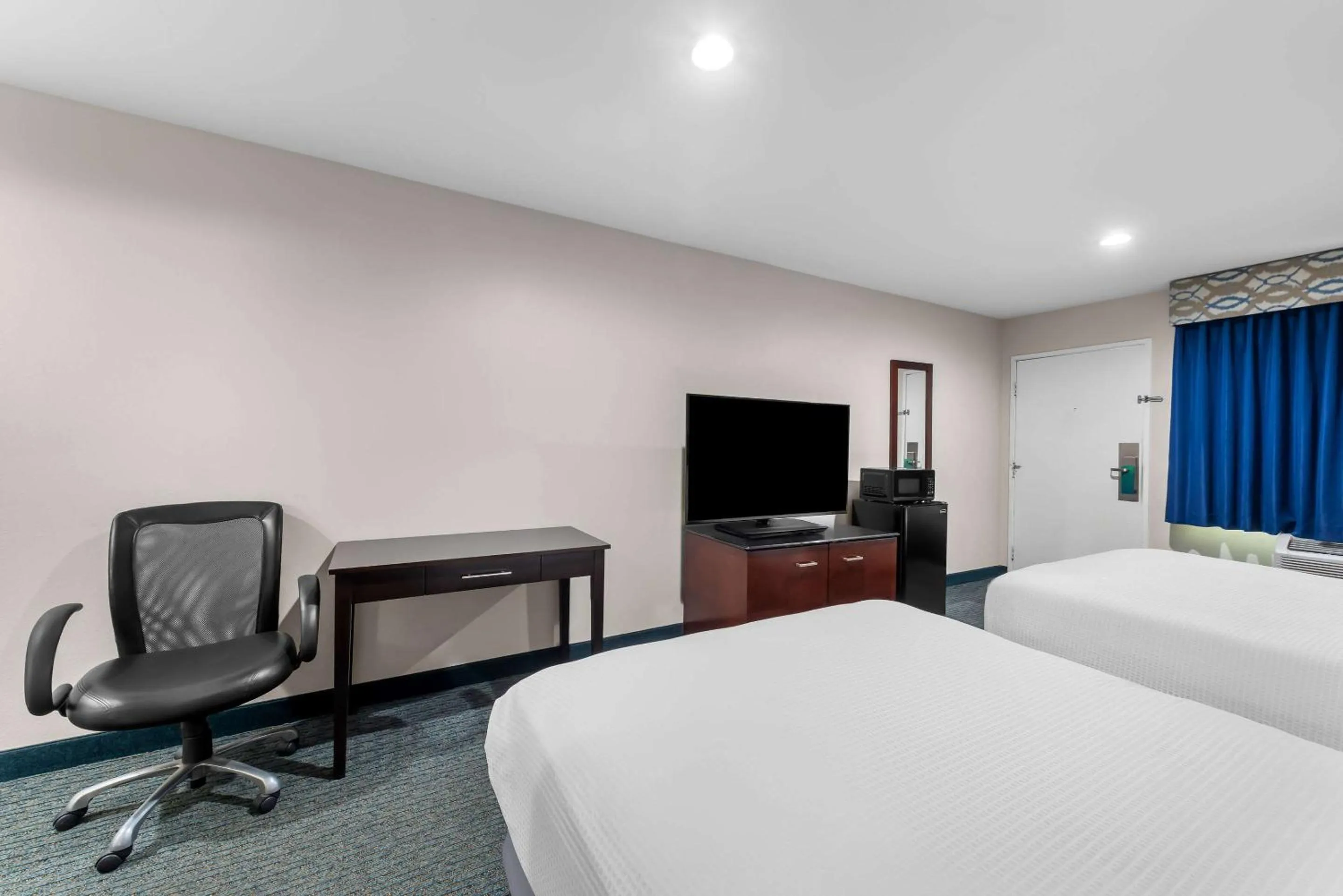 Bedroom, Bed in SureStay Plus Hotel by Best Western Chula Vista West