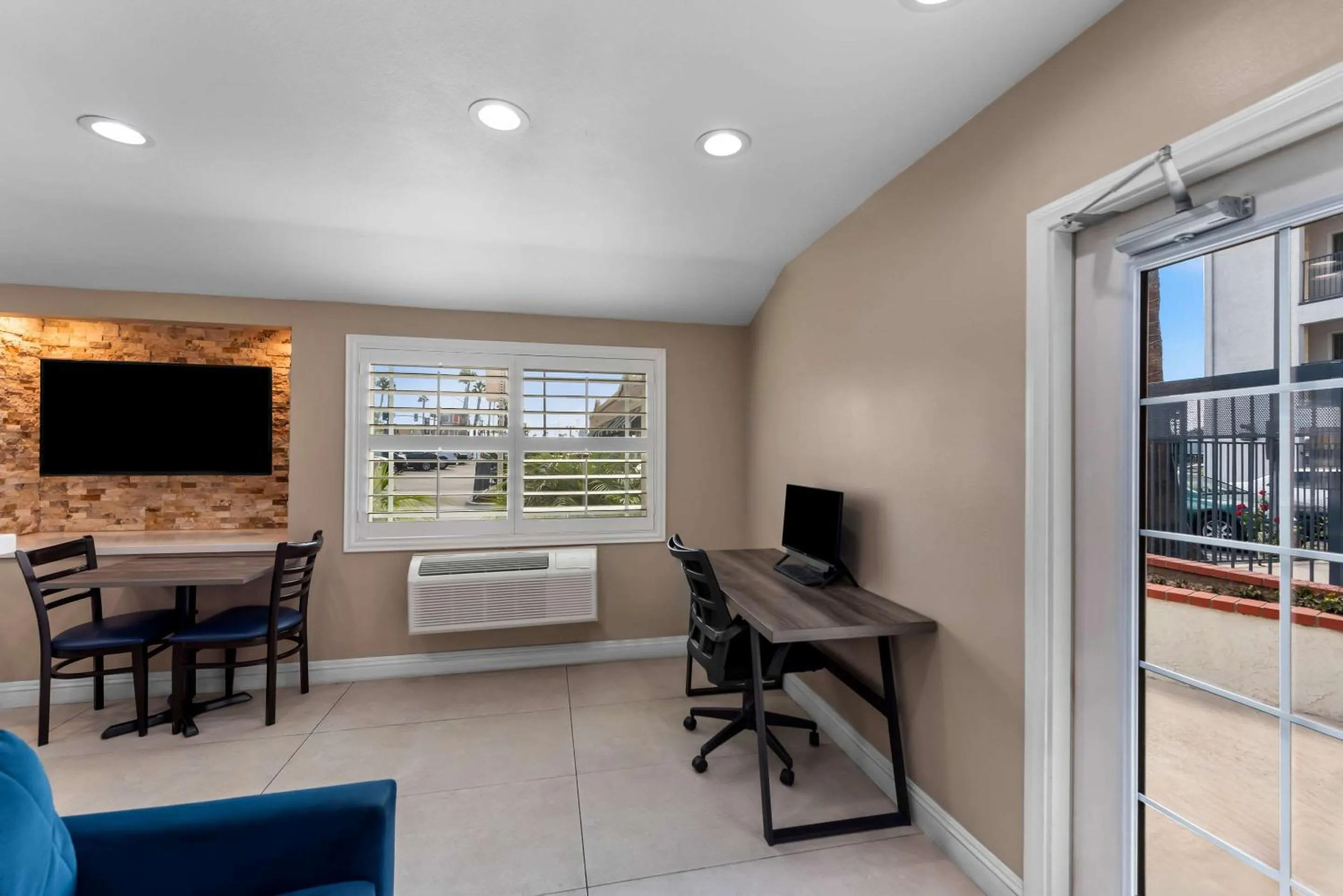 Lobby or reception in SureStay Plus Hotel by Best Western Chula Vista West