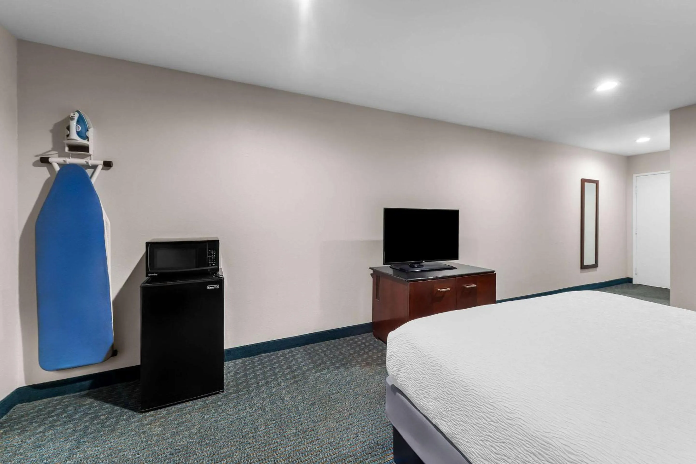 Bedroom, Bed in SureStay Plus Hotel by Best Western Chula Vista West
