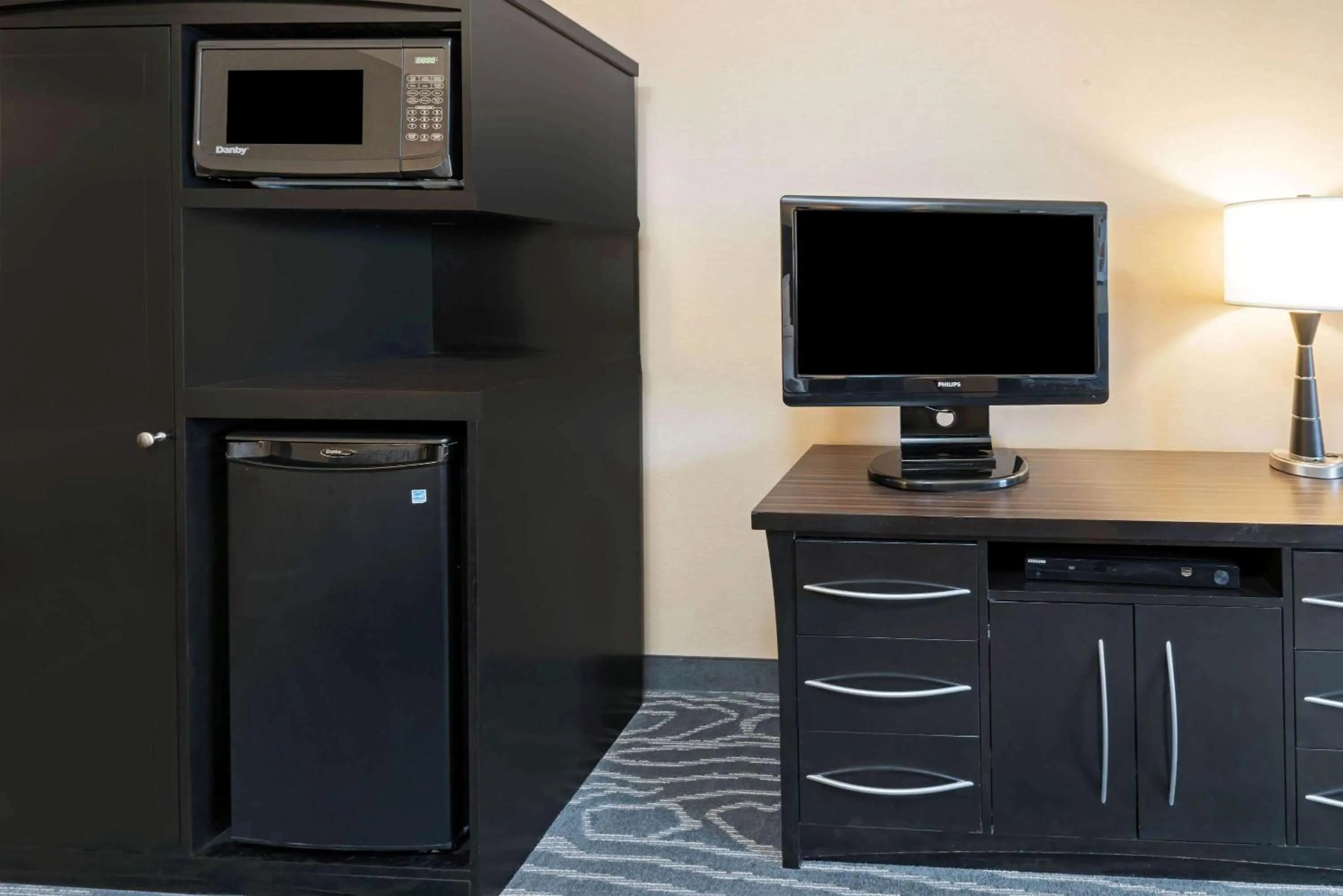 Photo of the whole room in La Quinta by Wyndham Logan