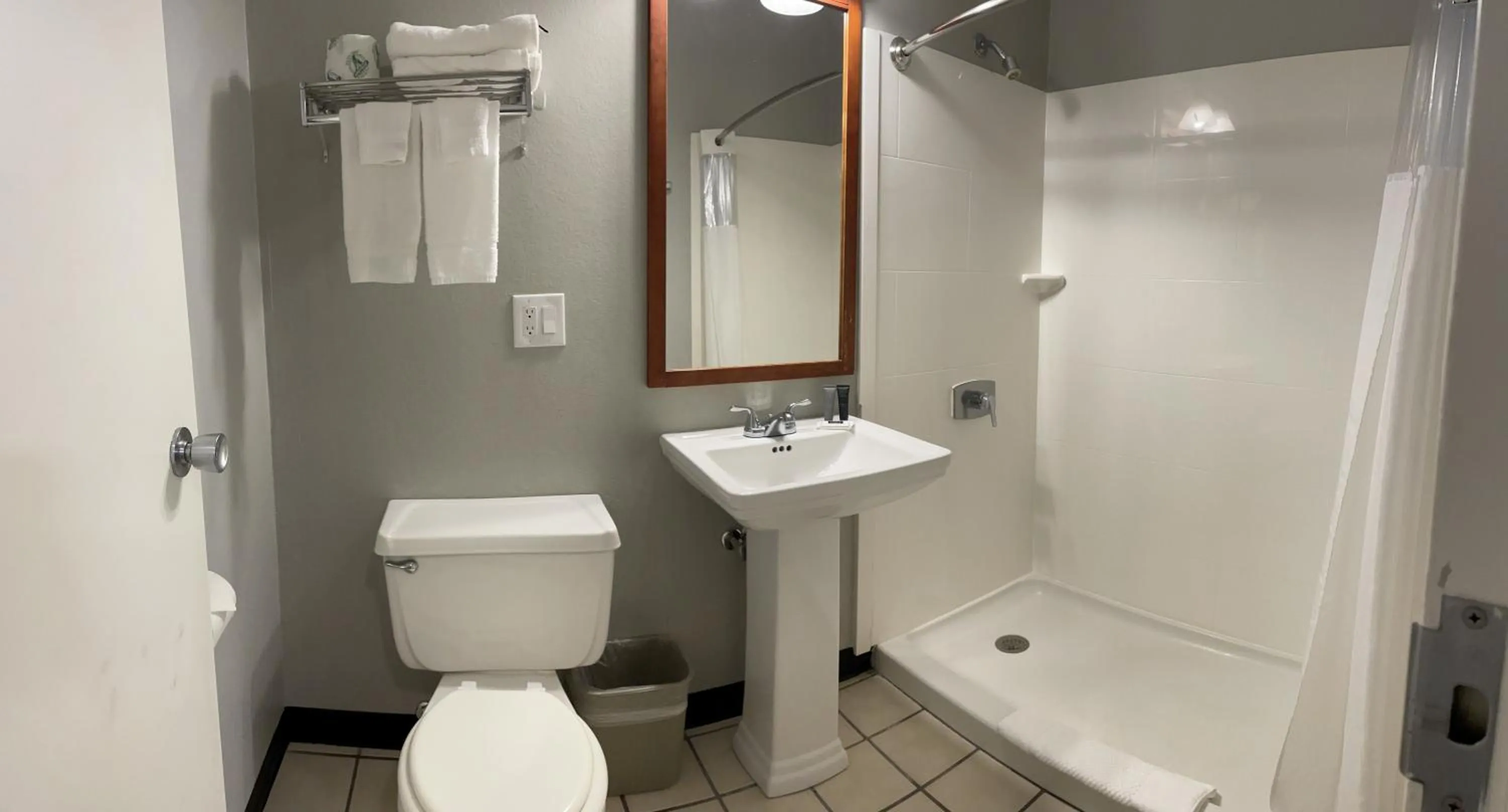 Bathroom in Carolina Pine Inn near Southern Pines-Pinehurst