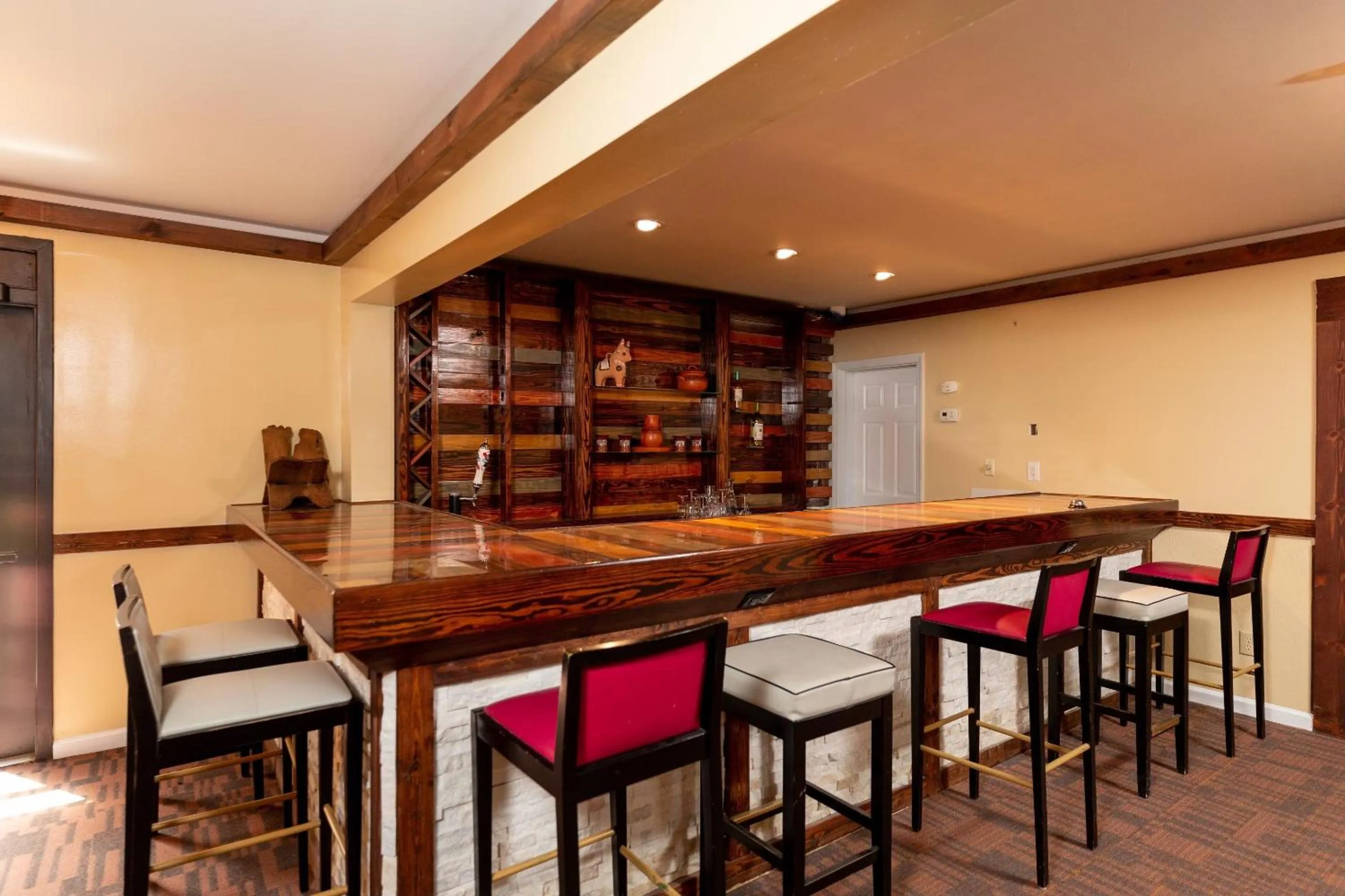 Lounge or bar in Carolina Pine Inn near Southern Pines-Pinehurst