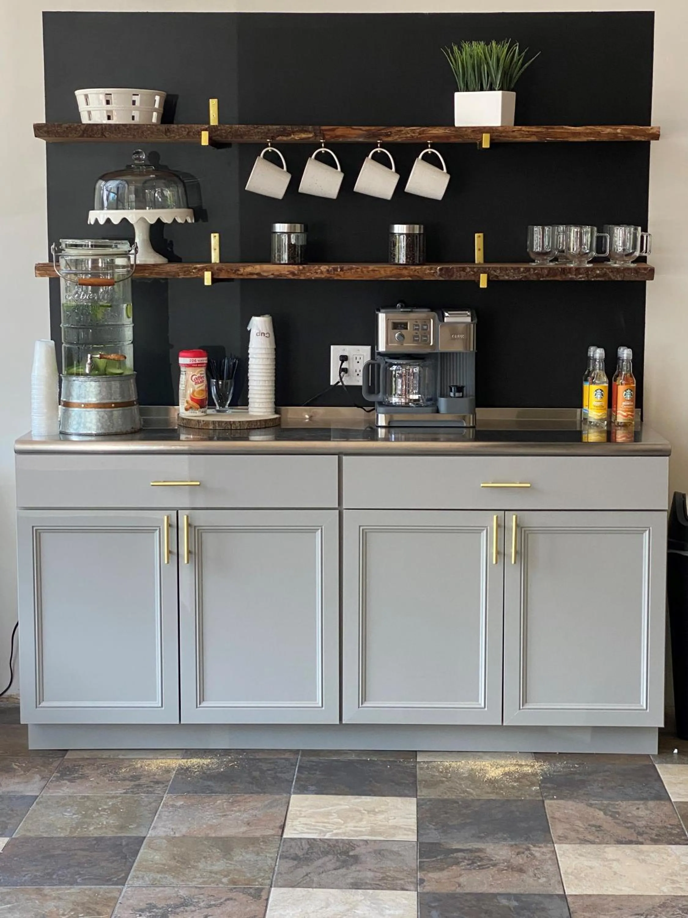 Coffee/tea facilities in Carolina Pine Inn near Southern Pines-Pinehurst