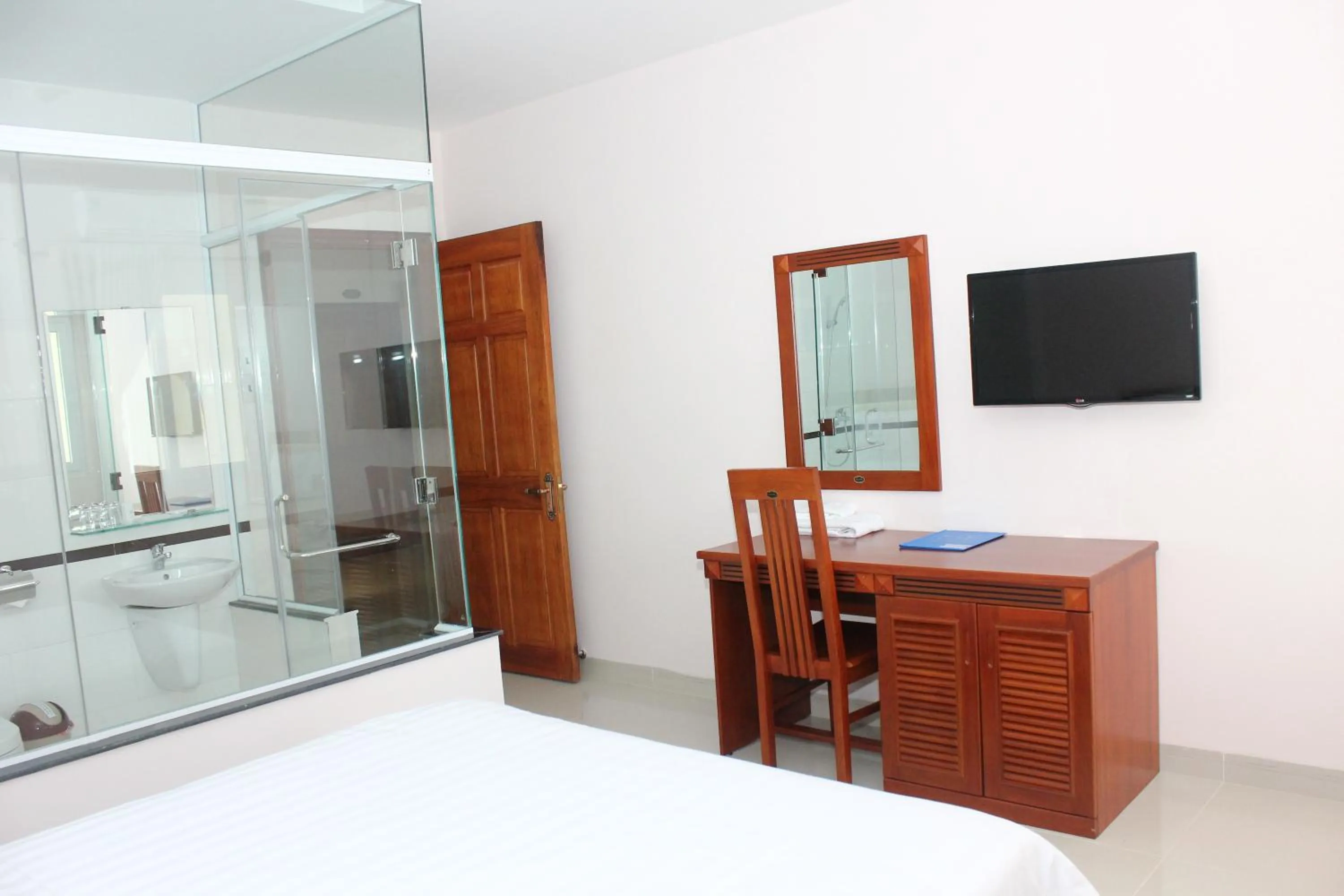 Photo of the whole room in Hoang Ngoc Hotel