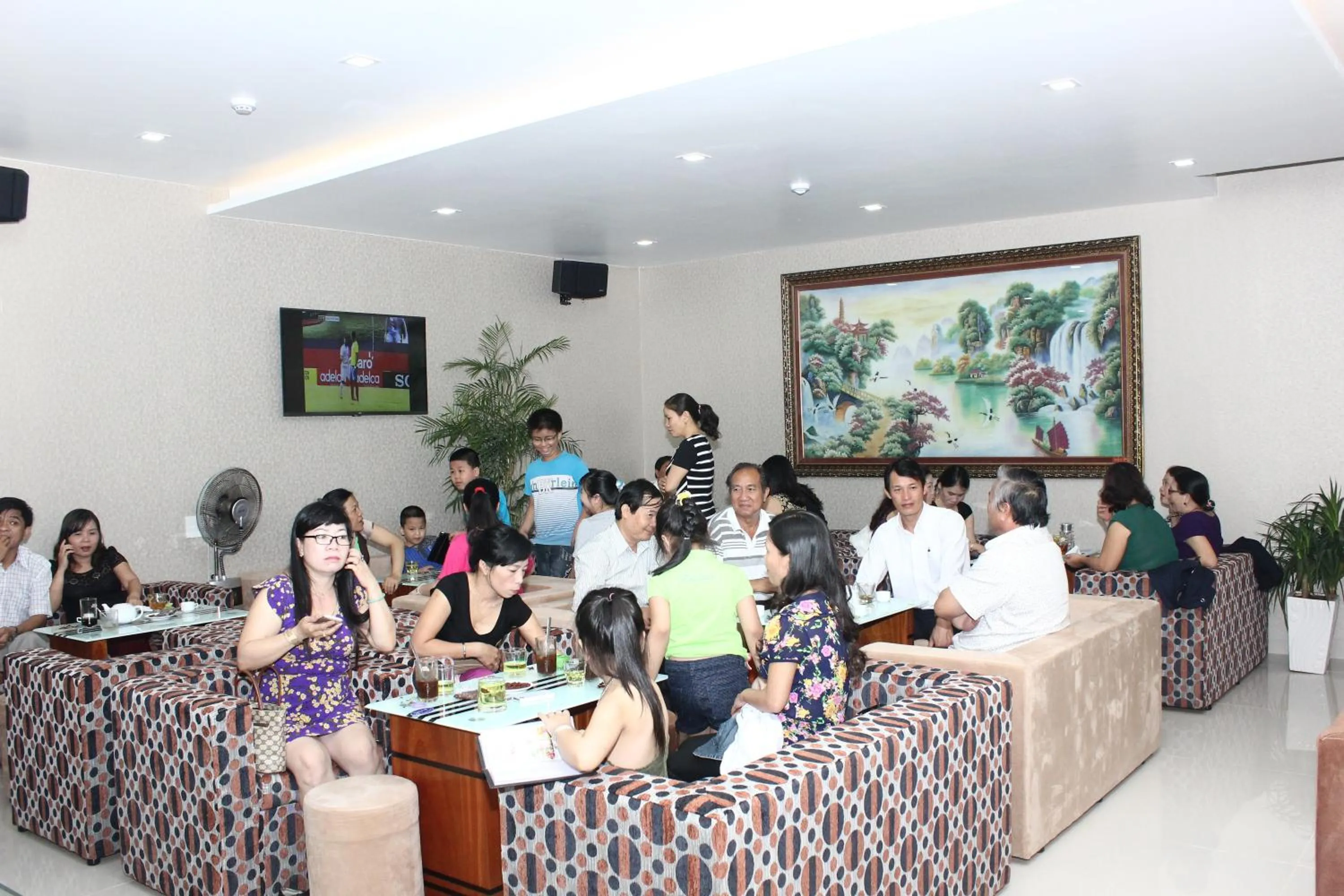 Communal lounge/ TV room in Hoang Ngoc Hotel