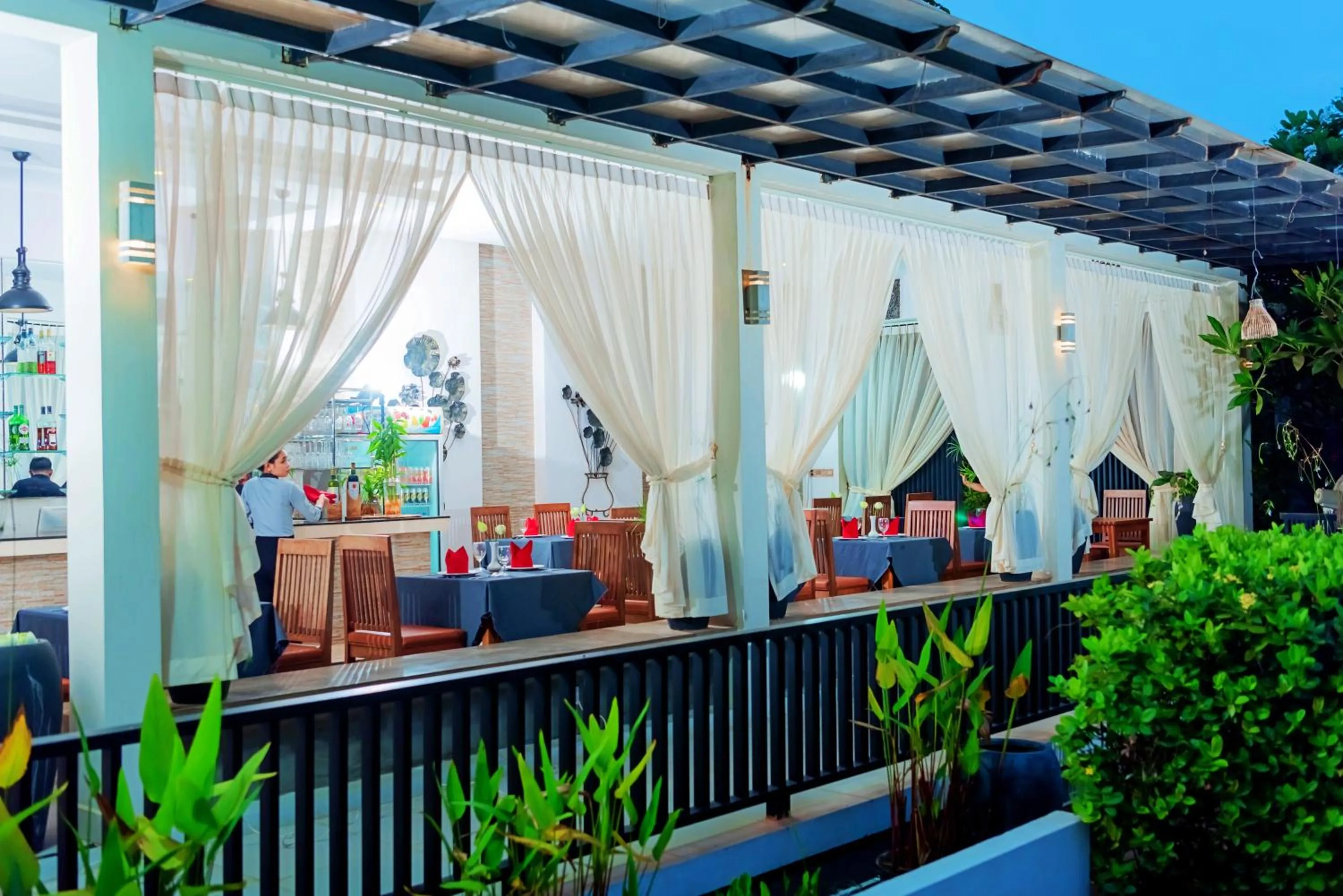 Restaurant/places to eat in New Riverside Hotel