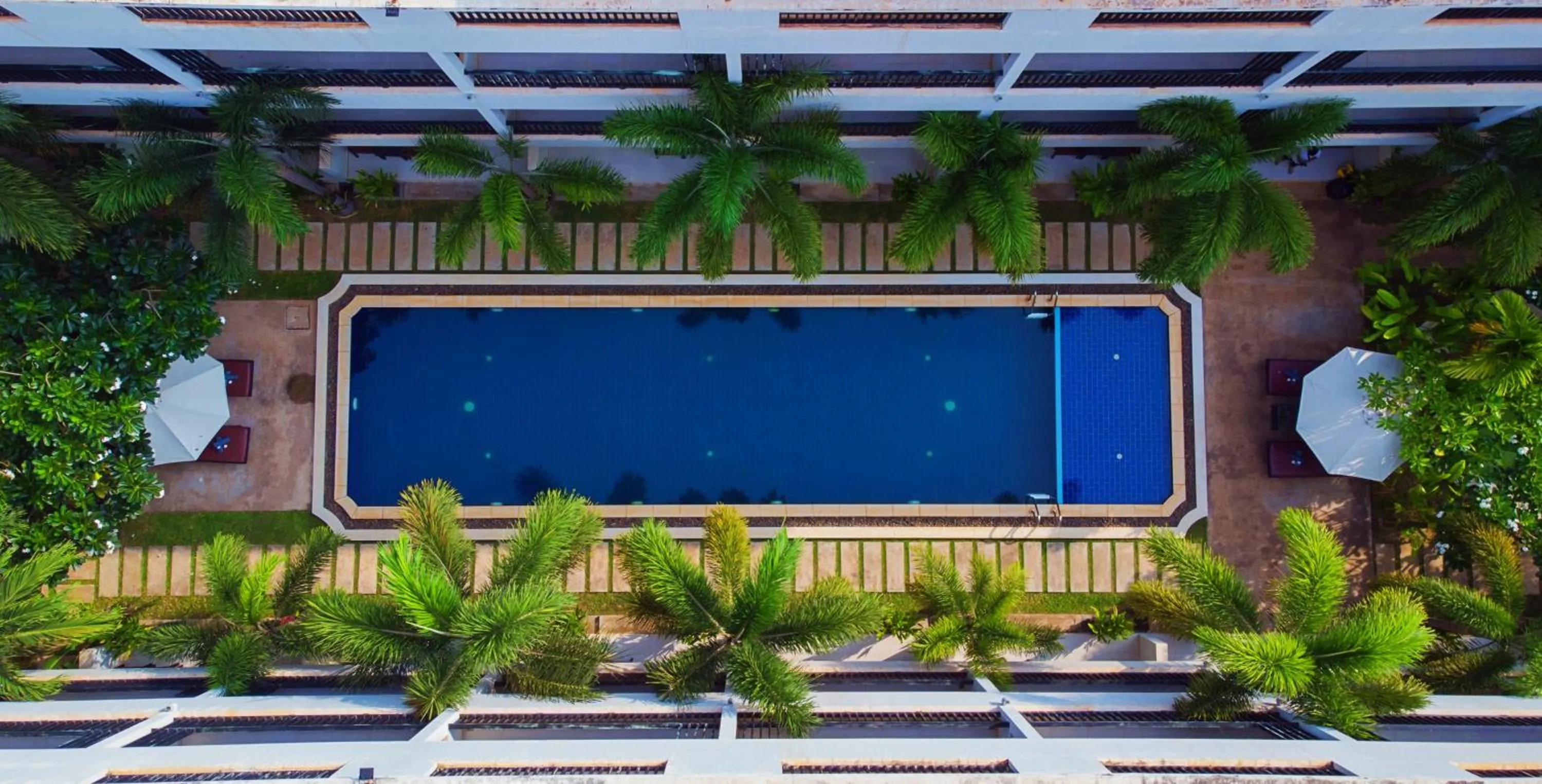 Swimming pool in New Riverside Hotel