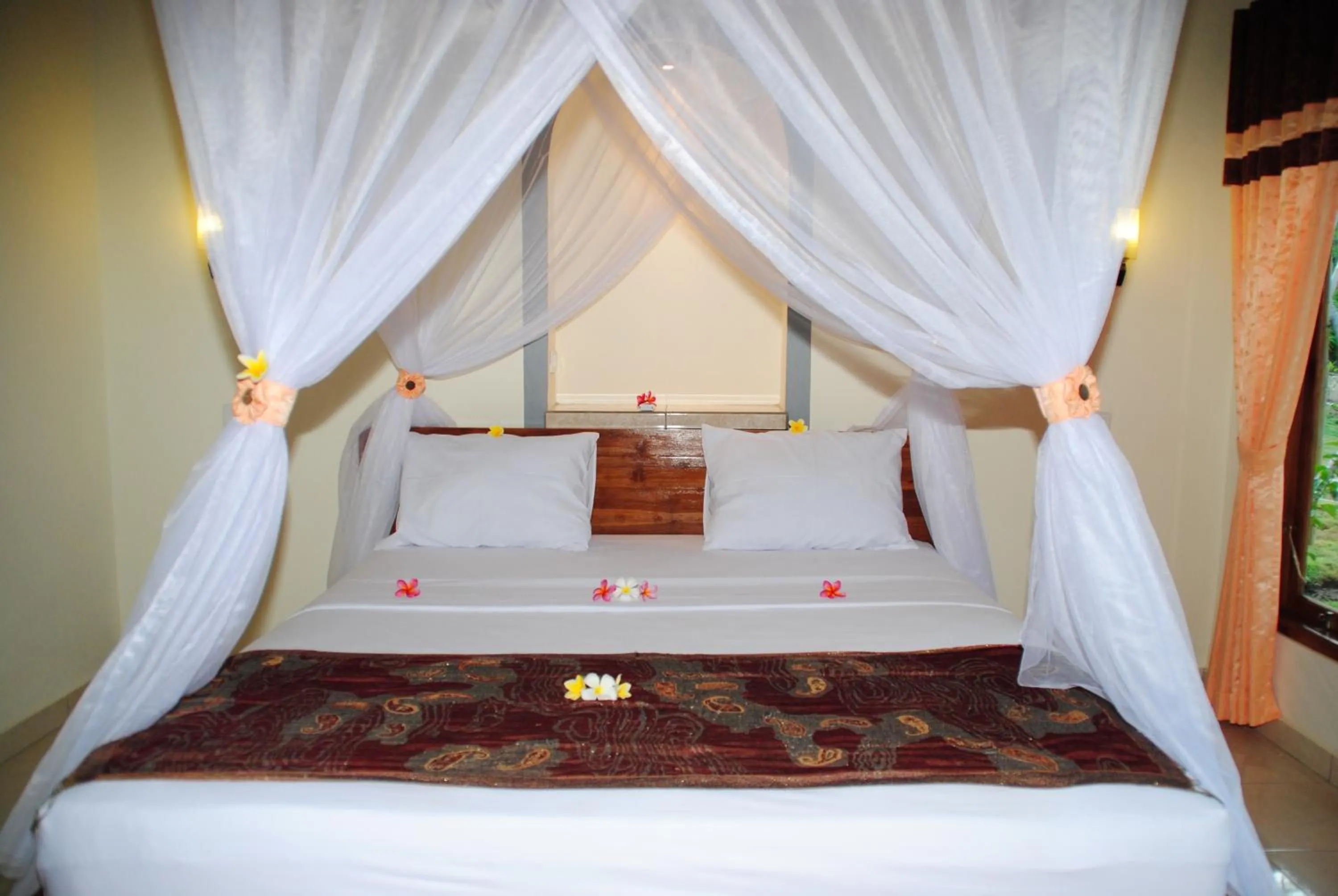 Photo of the whole room, Bed in Tiara Homestay Pemuteran Bali