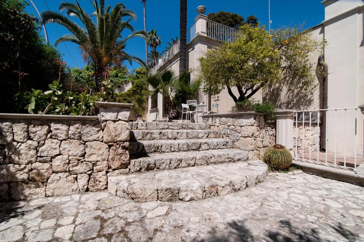 Facade/entrance in Dimora Archimedea