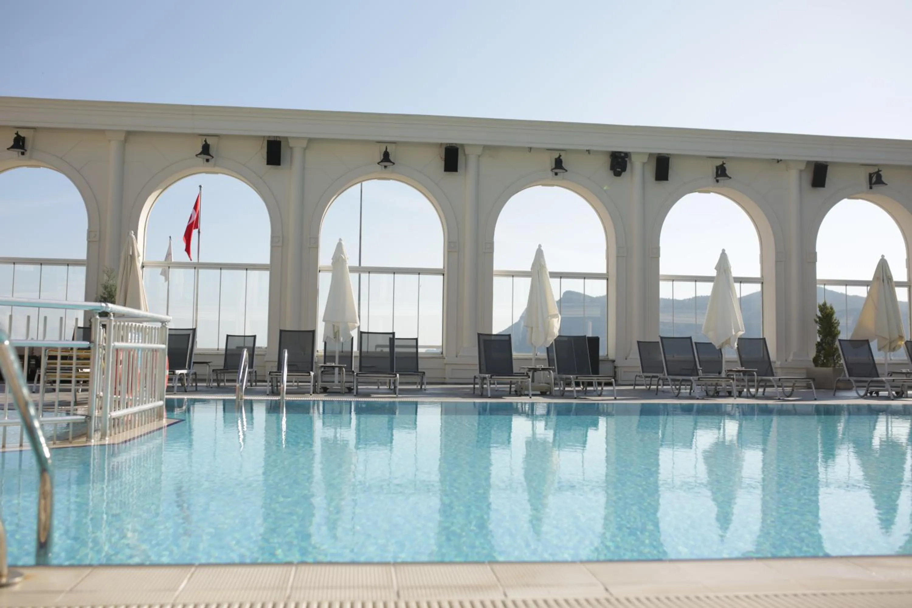 Swimming pool in Northdoor Hotel