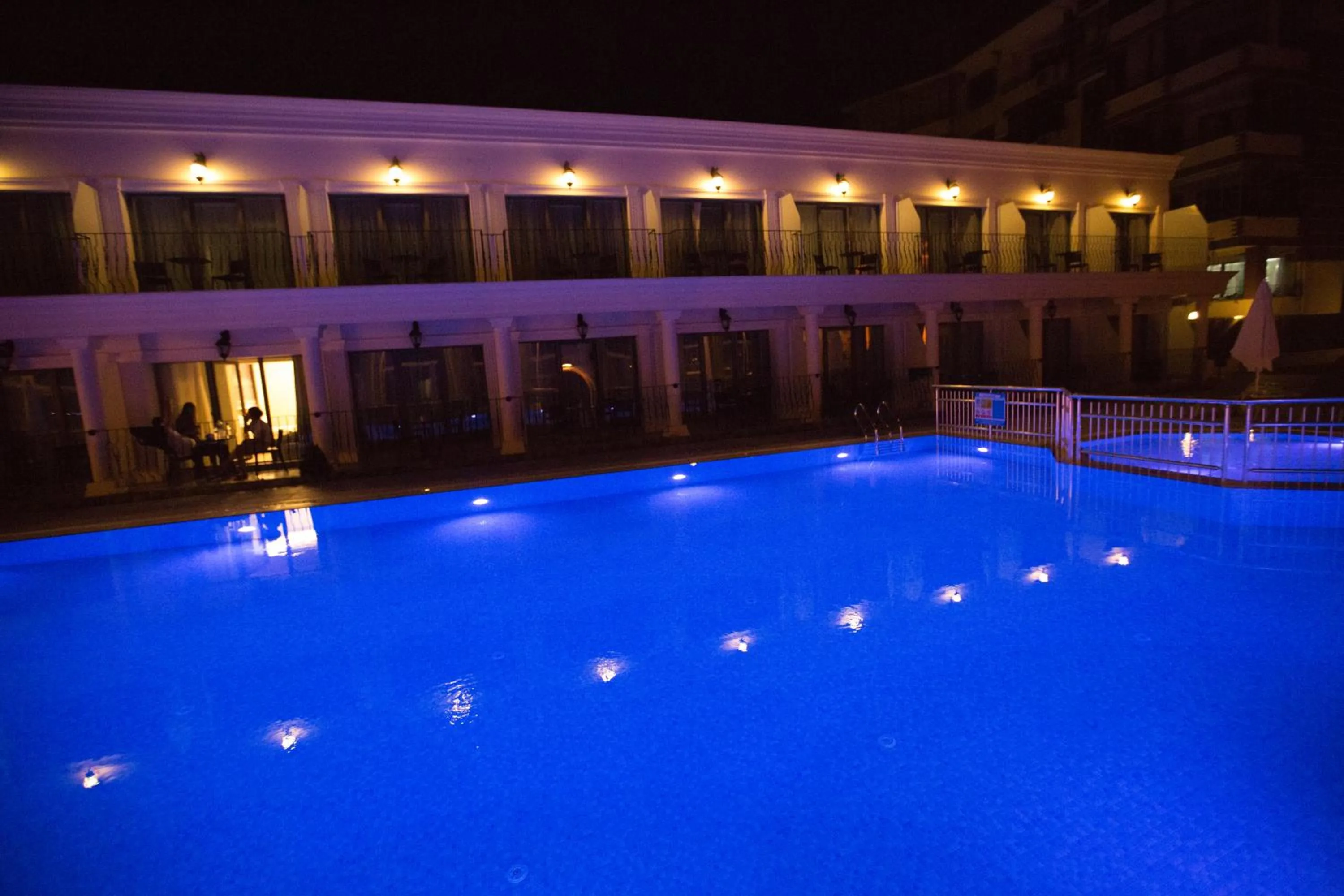 Swimming pool in Northdoor Hotel