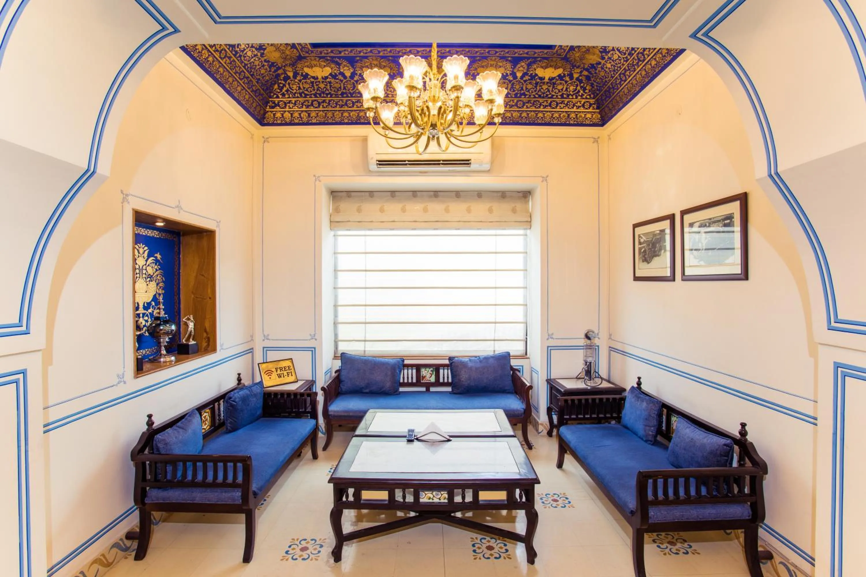 Lounge or bar, Bed in Grand Uniara A Heritage Hotel