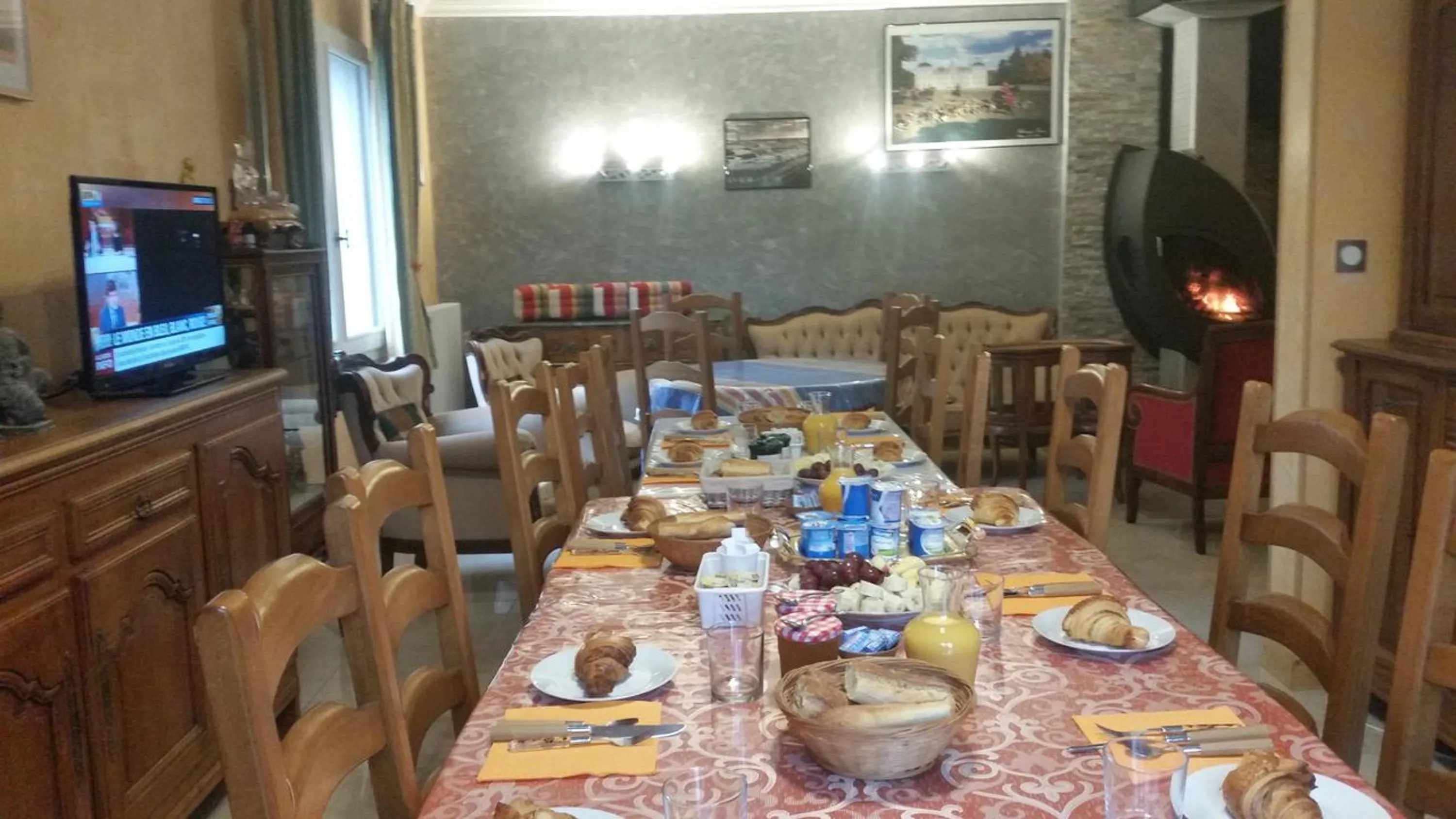 Communal lounge/ TV room in Chambres D'hôtes du Plessis