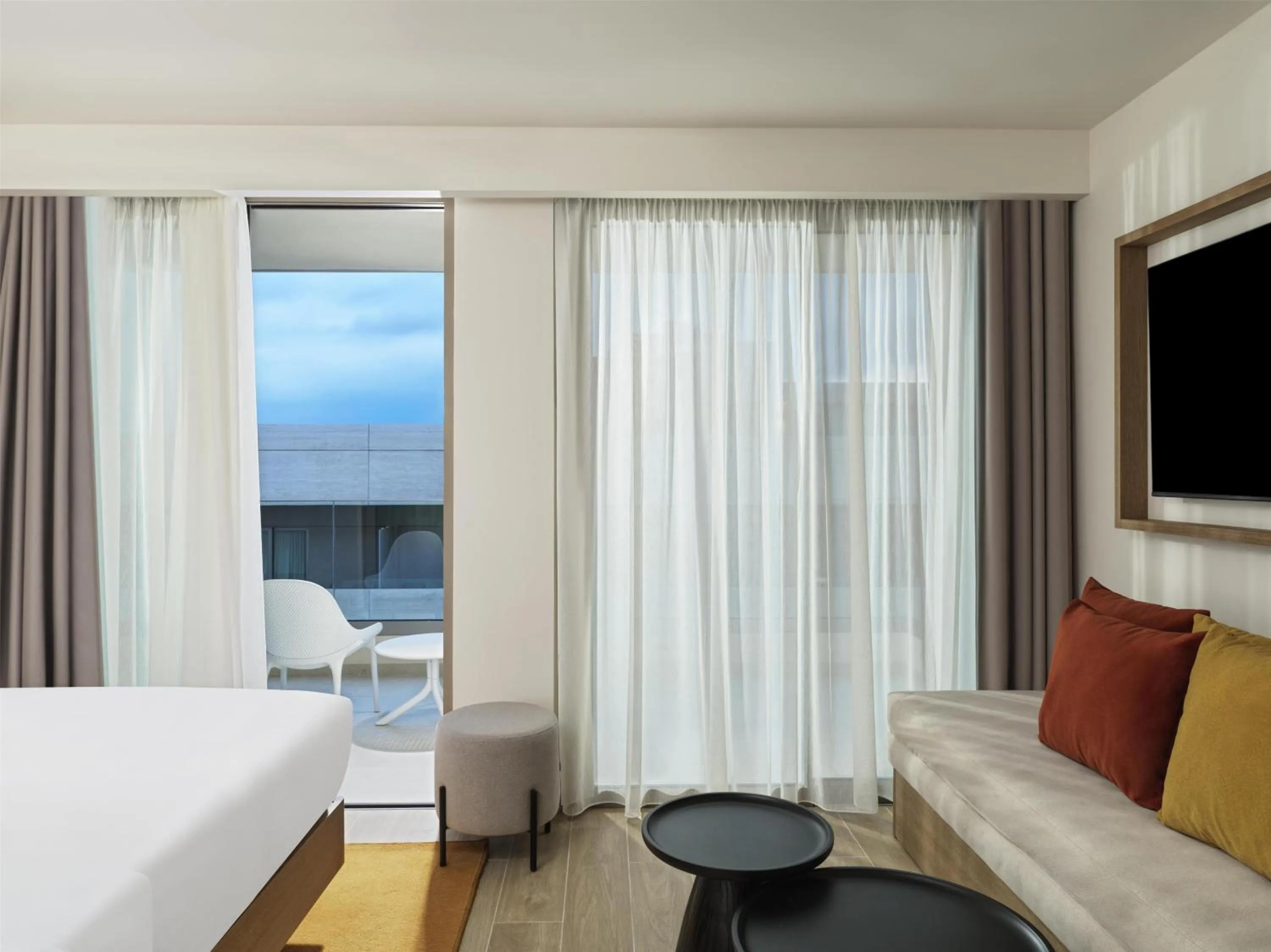 Living room, Bed in Hilton Garden Inn Chania City