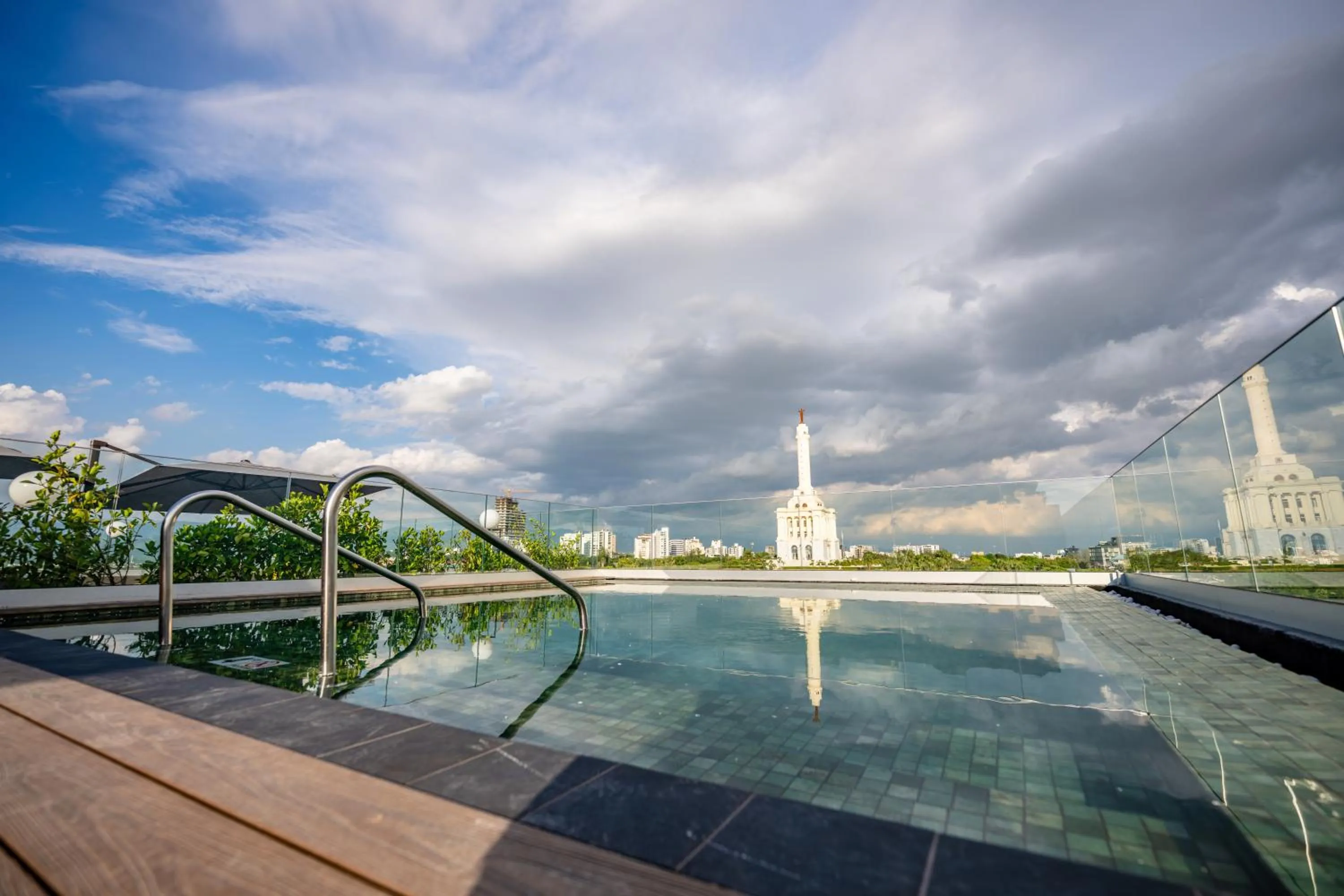 Swimming pool in Hotel Hampton By Hilton Santiago De Los Caballeros