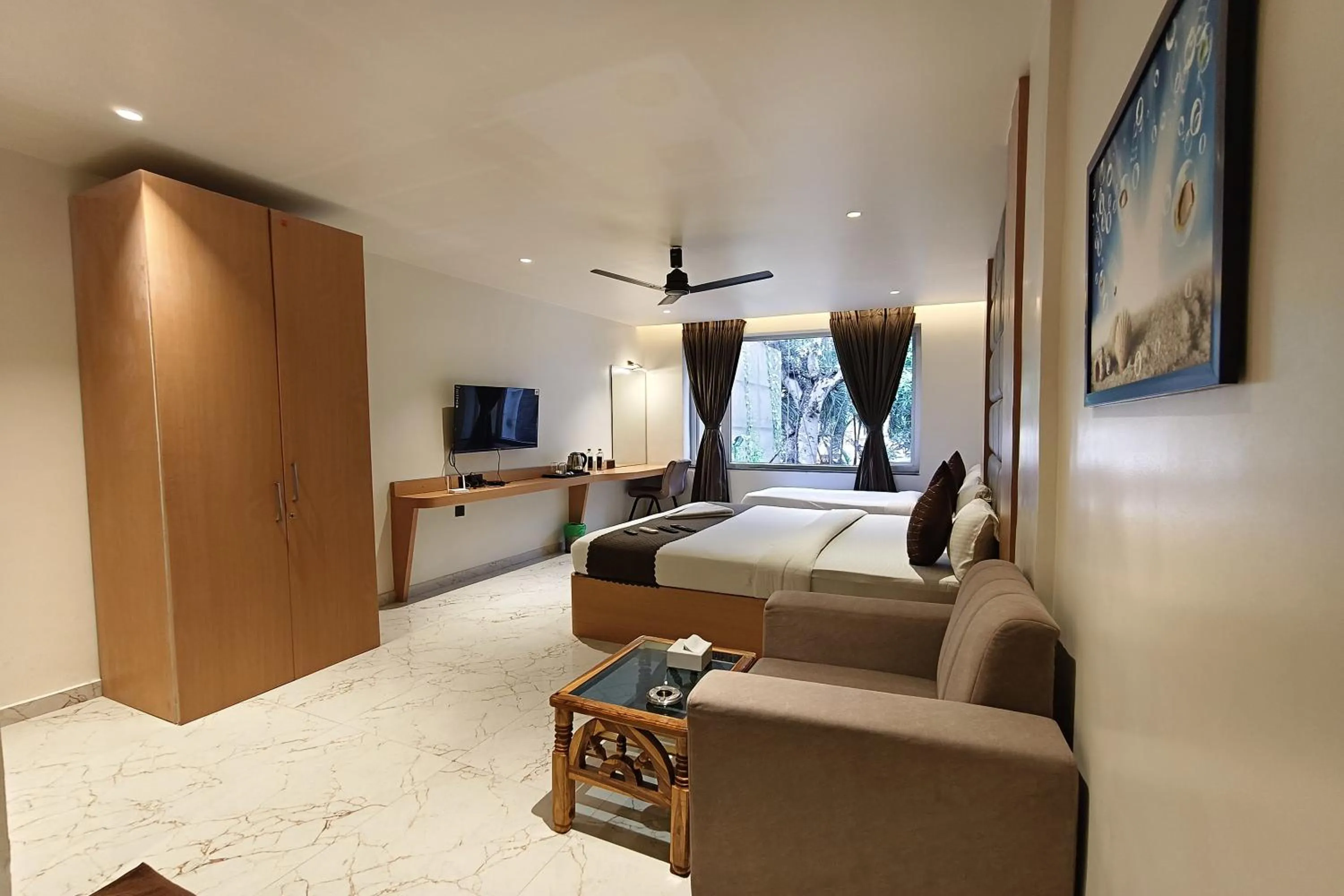 Photo of the whole room in The Golden Arc