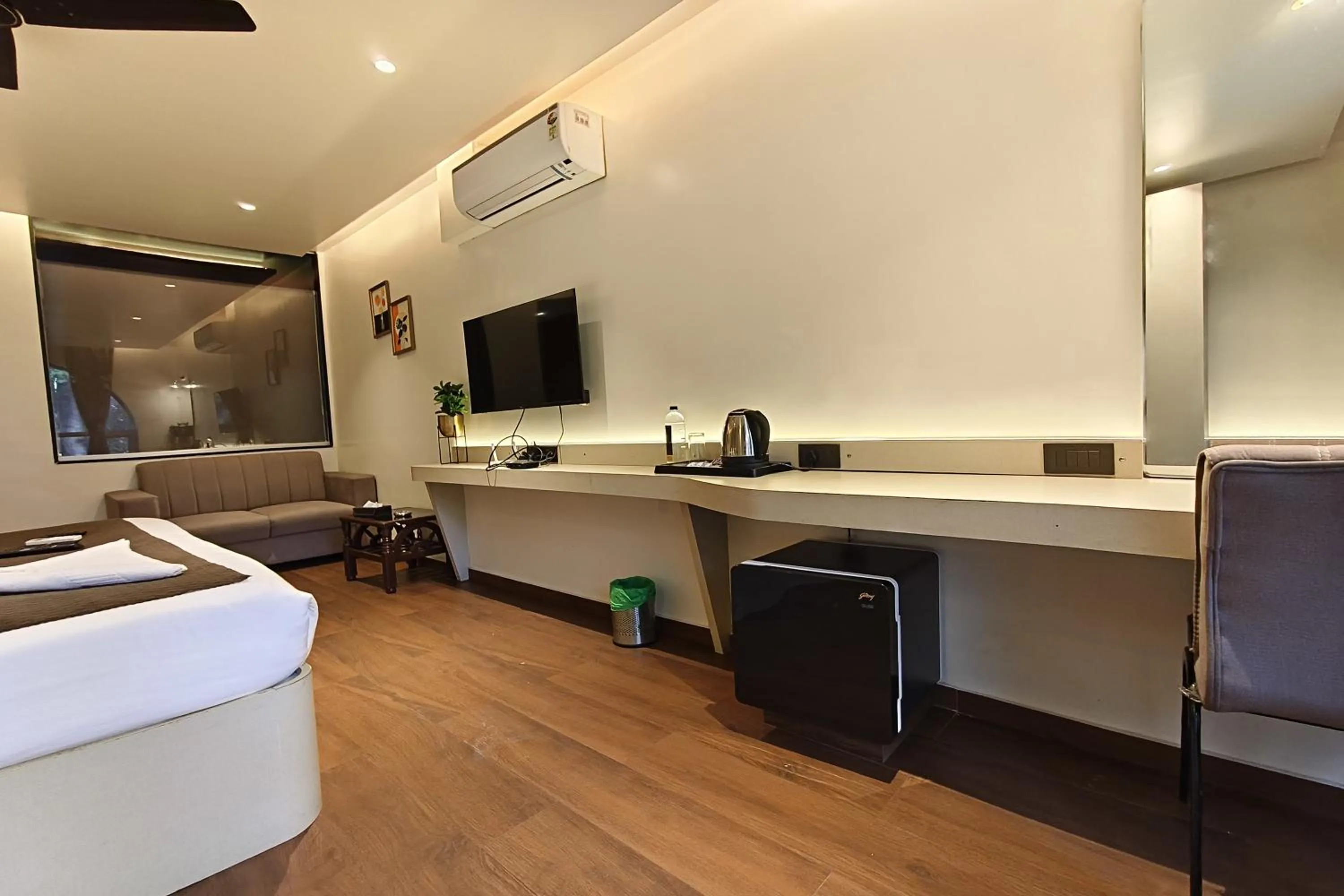 Photo of the whole room in The Golden Arc