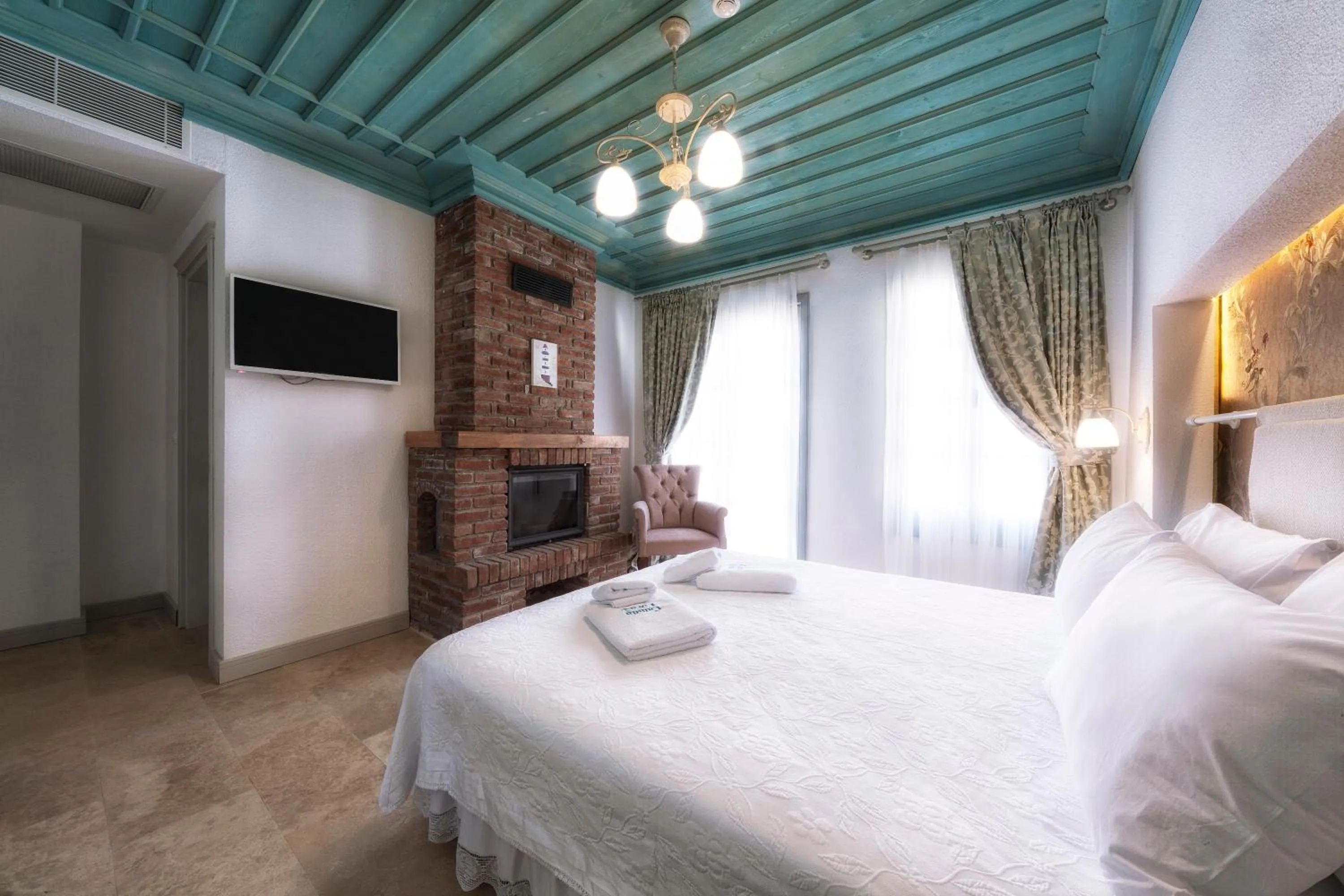 Photo of the whole room, Bed in Cunda Fora Hotel