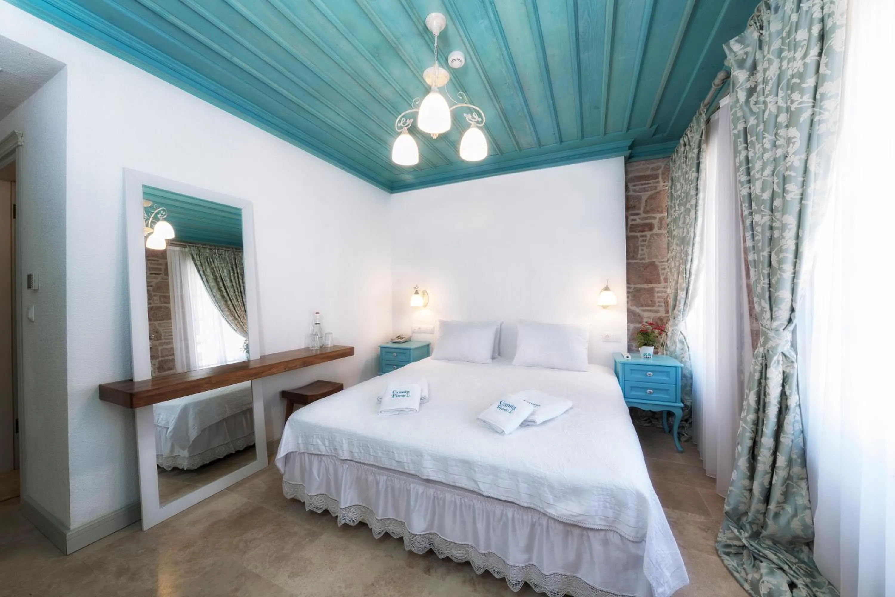 Photo of the whole room, Bed in Cunda Fora Hotel