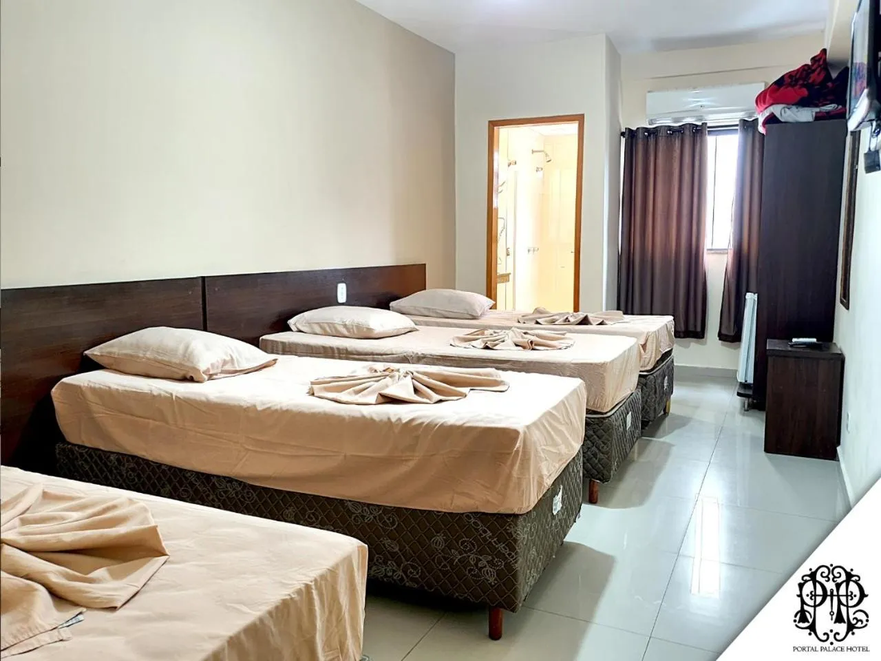 Bed in Portal Palace Hotel