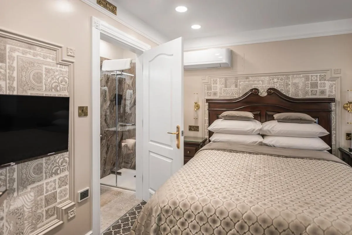 Shower, Bed in Riverside Inn