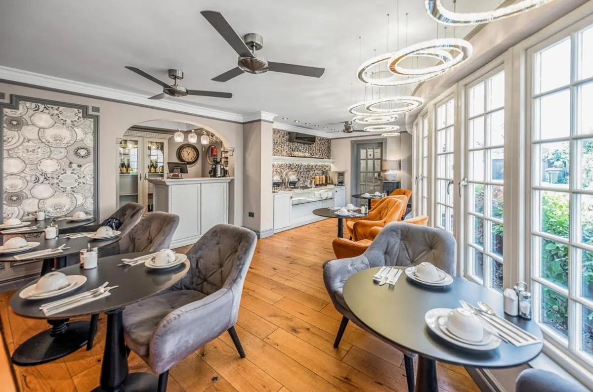 Dining area in Riverside Inn