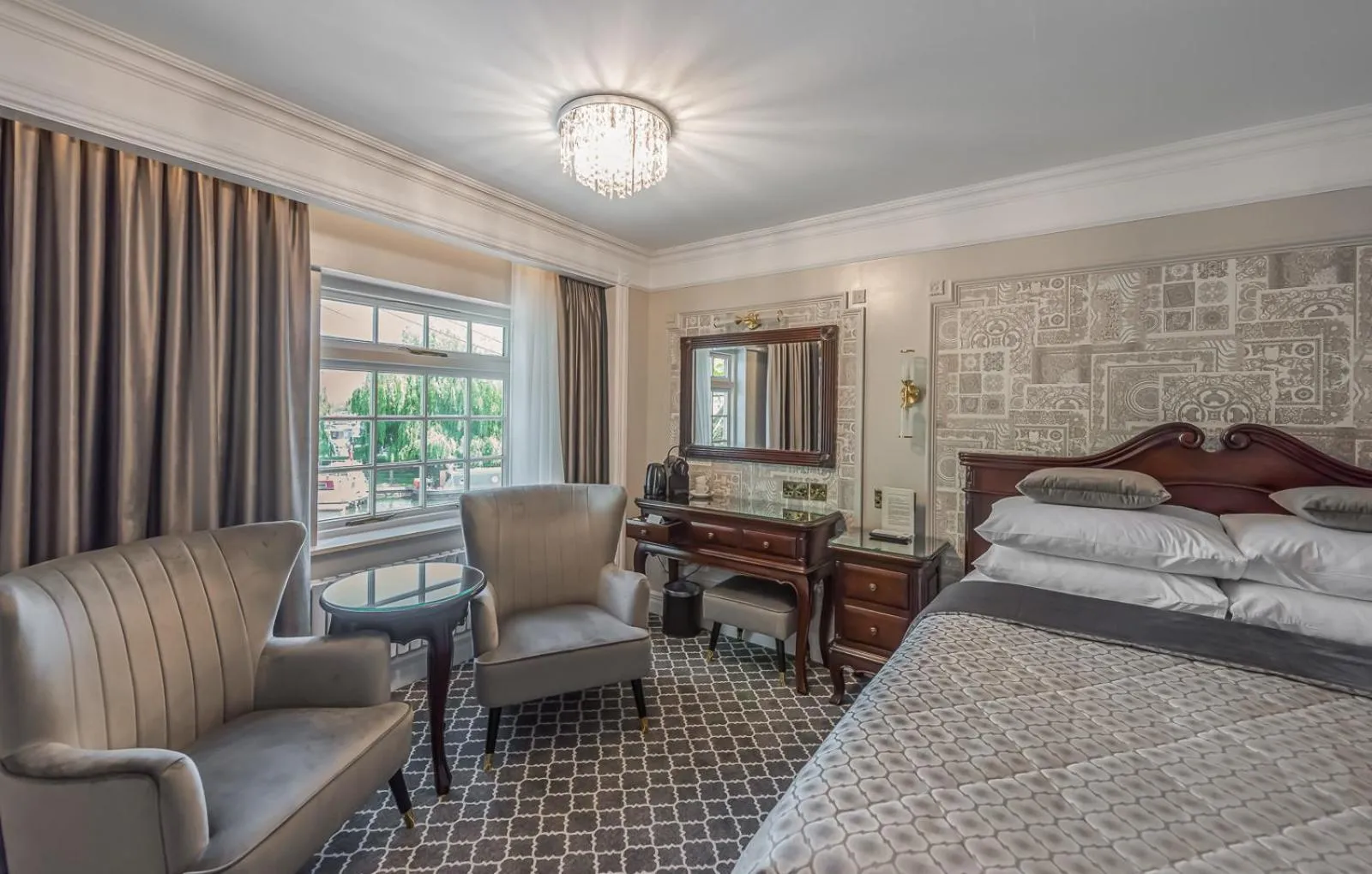 Coffee/tea facilities, Bed in Riverside Inn