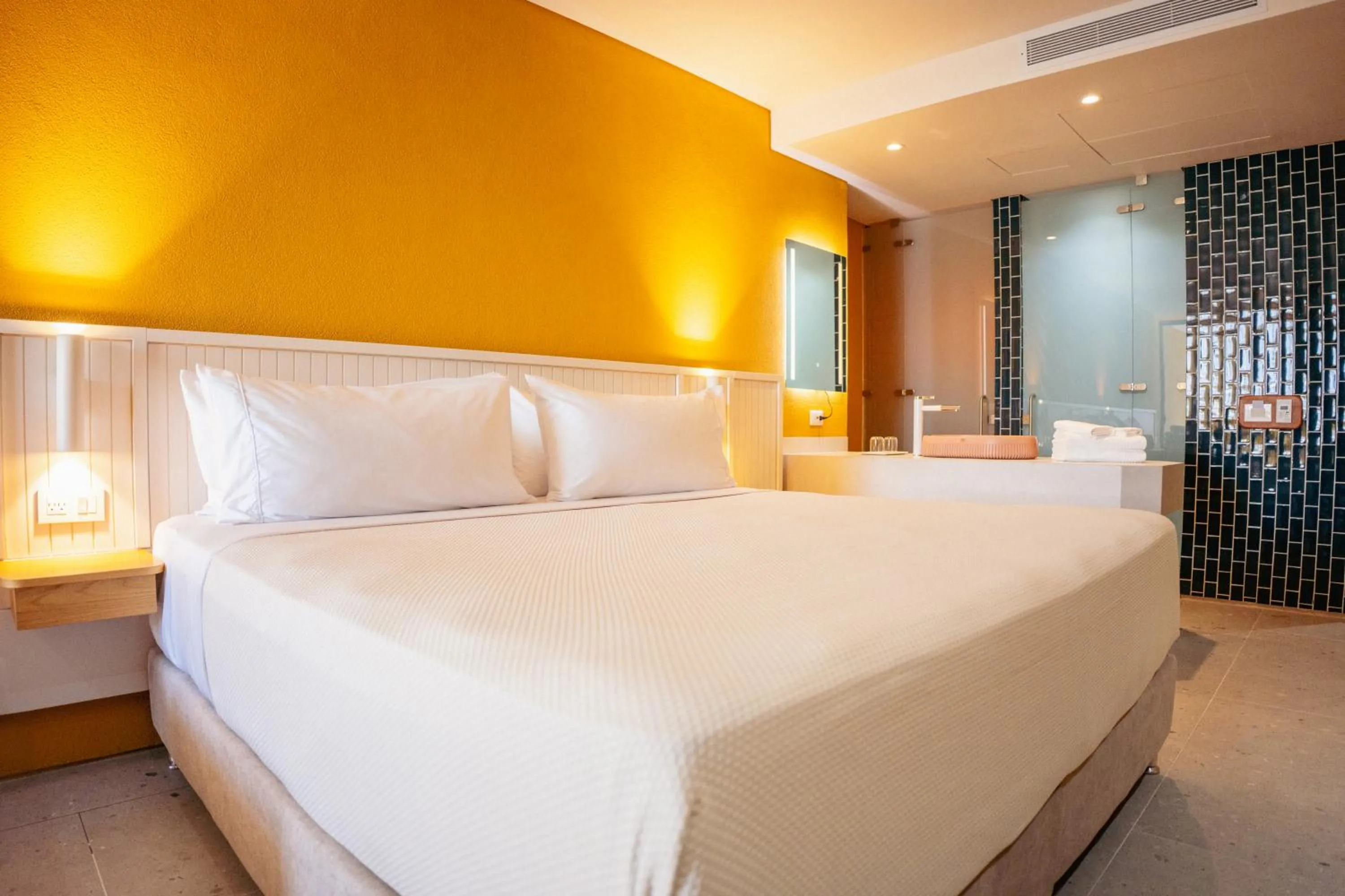 Bed in Zapadilly Tree Hotel