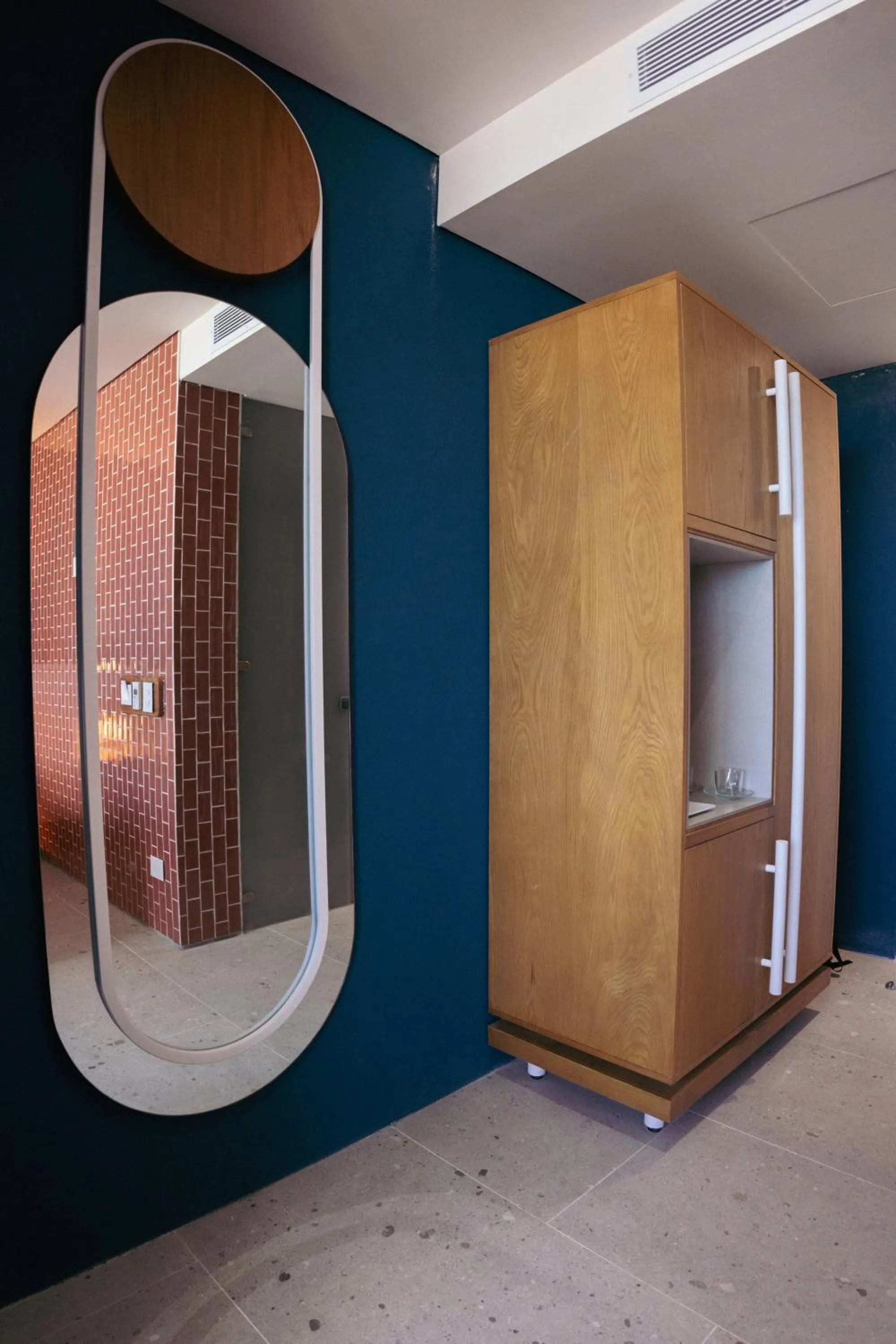 wardrobe in Zapadilly Tree Hotel