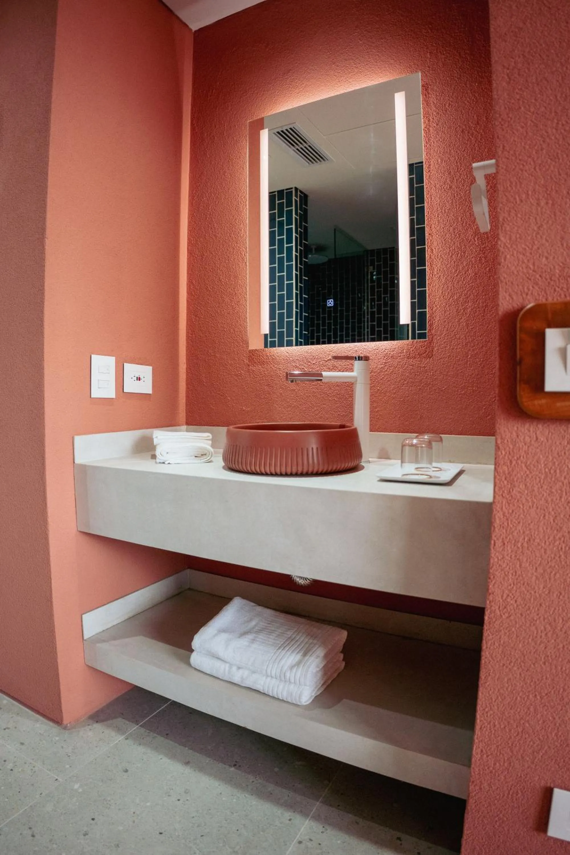 Bathroom, Bed in Zapadilly Tree Hotel