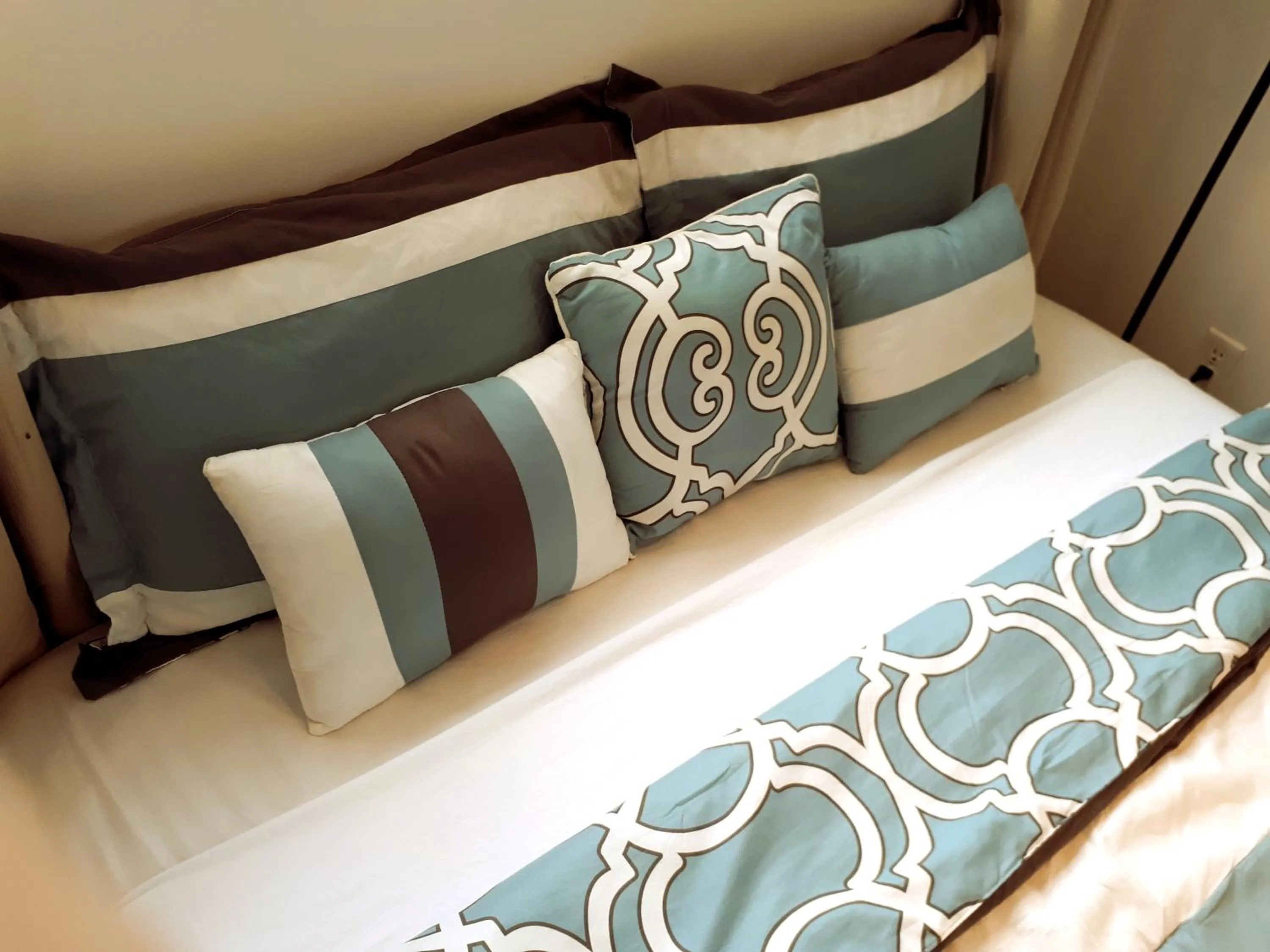 Bed in Palm Trees Apartments