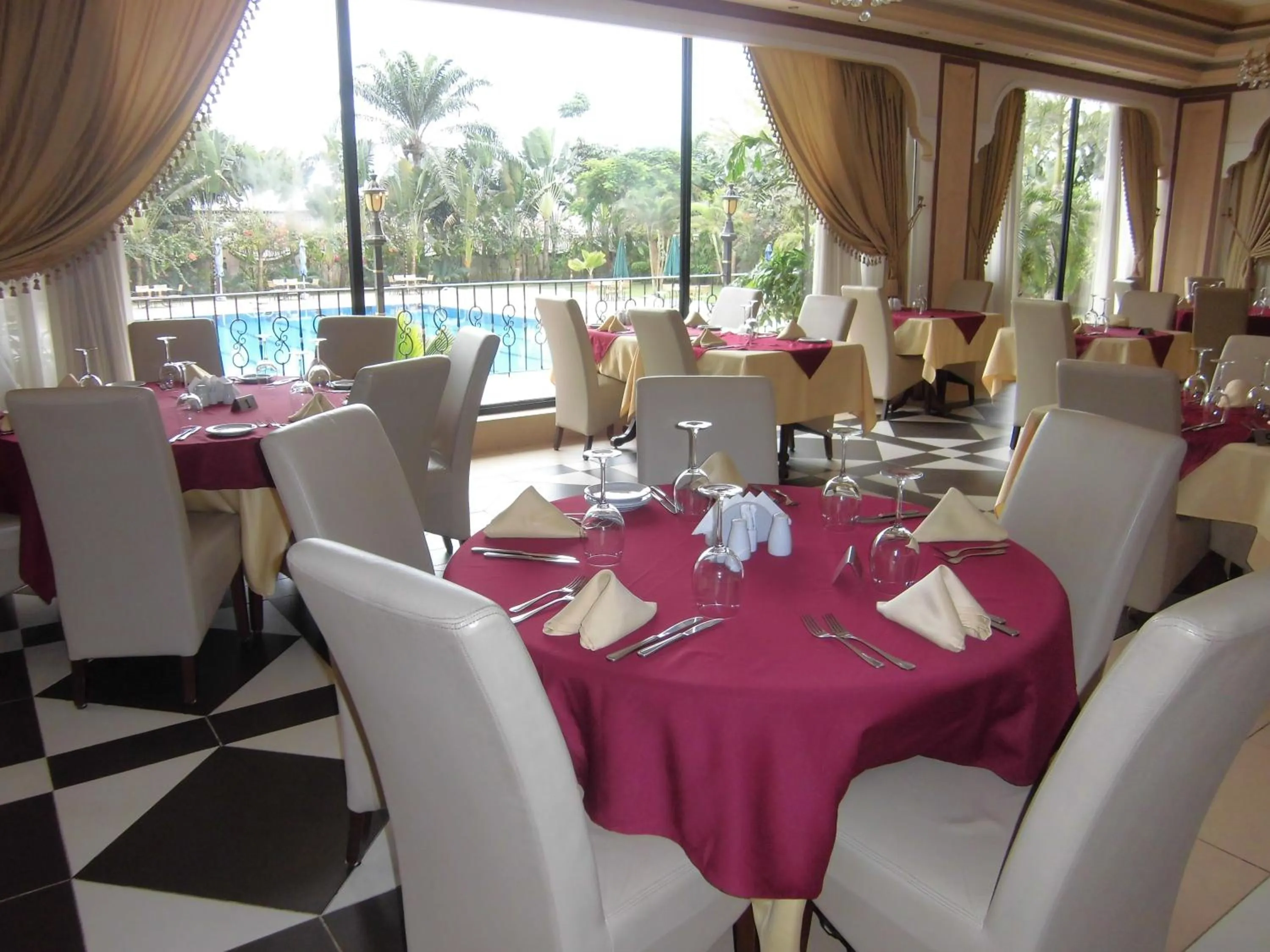 Restaurant/places to eat in Atlantic Palace Hotel