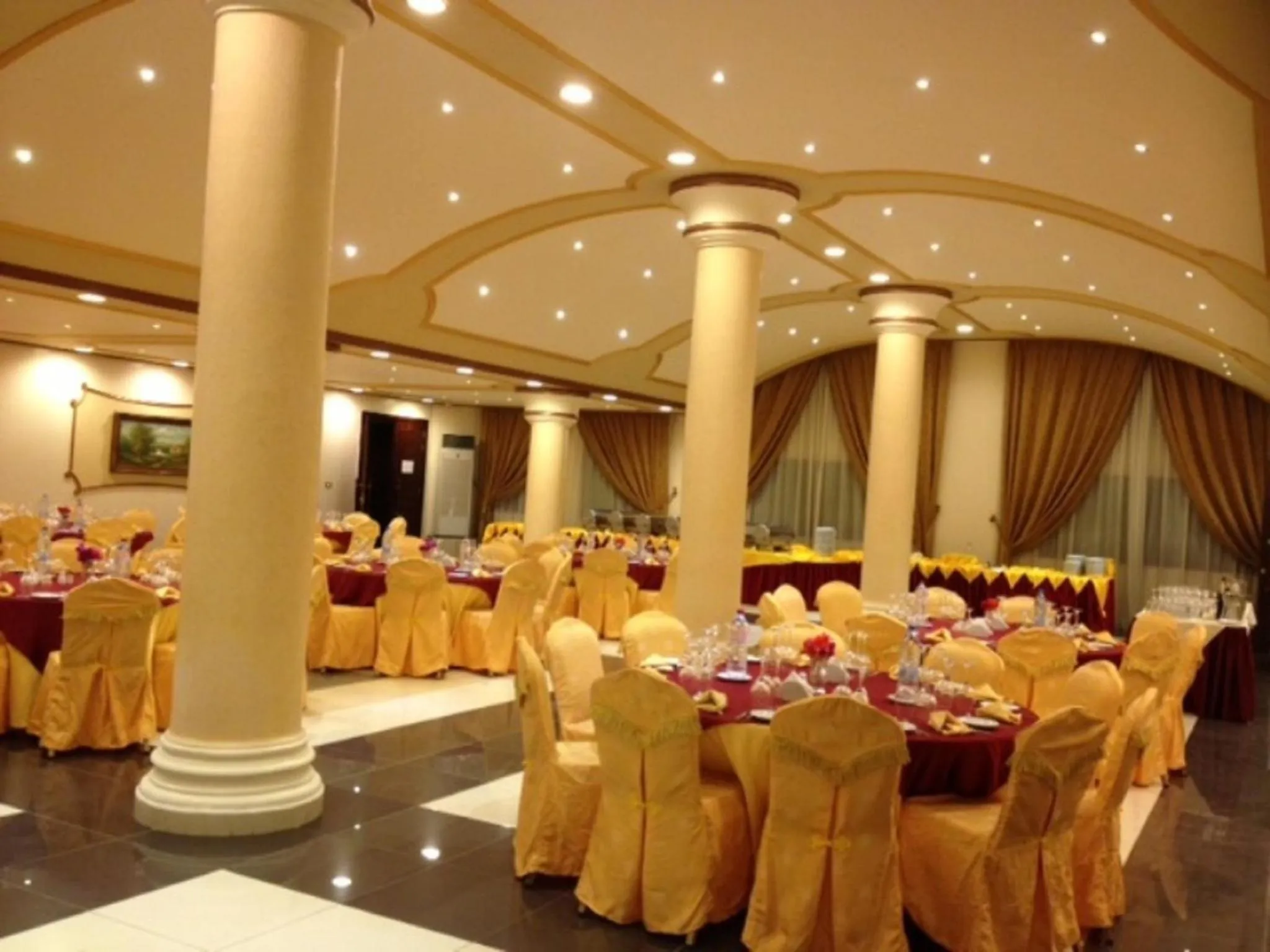 Restaurant/places to eat in Atlantic Palace Hotel