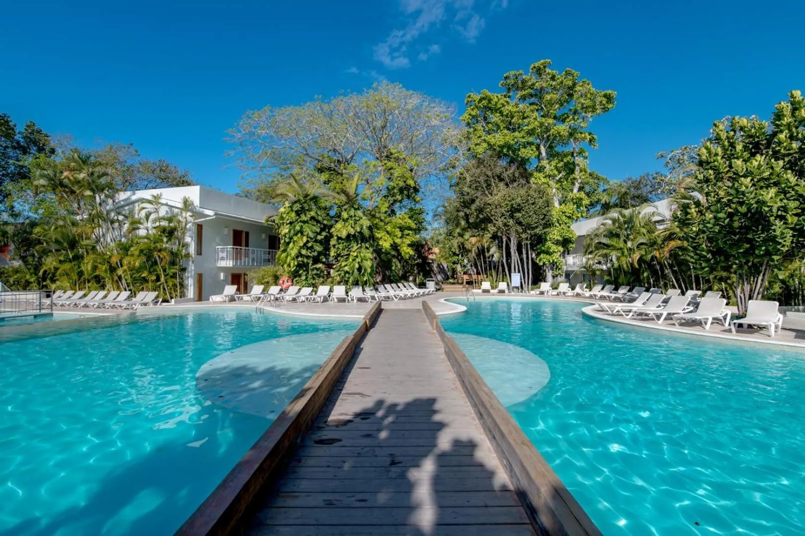 Swimming pool in Emotions by Hodelpa - Juan Dolio