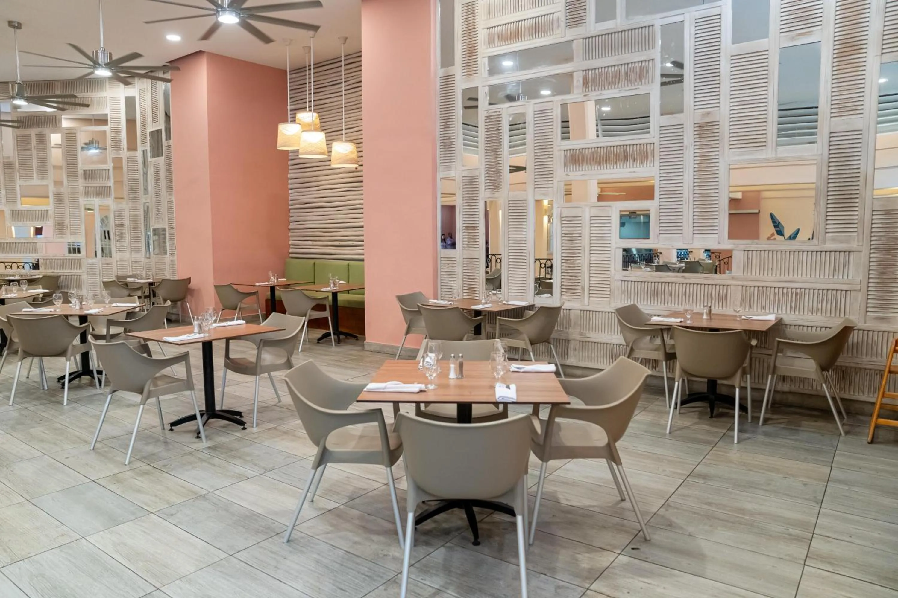 Restaurant/places to eat in Emotions by Hodelpa - Juan Dolio