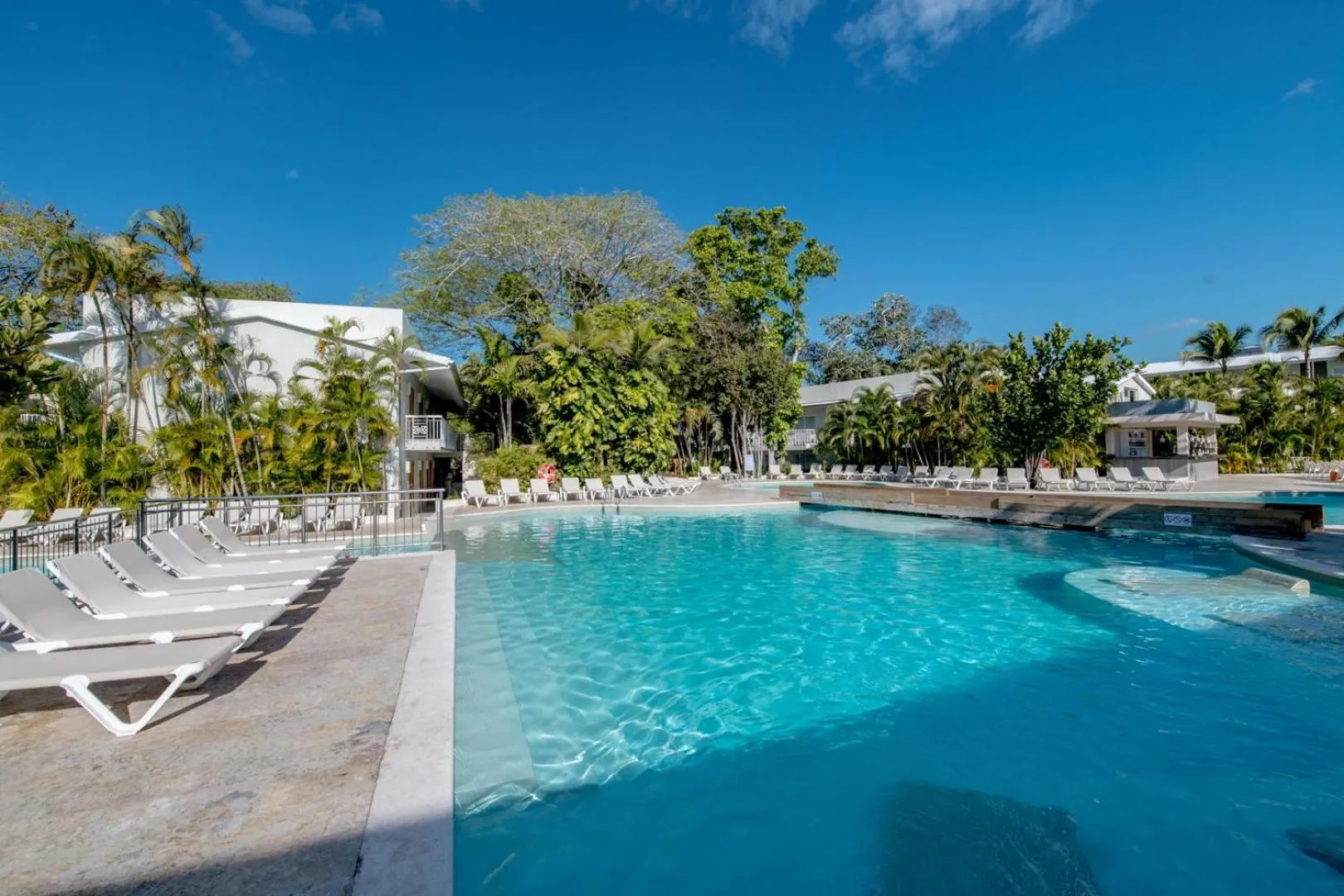 Swimming pool in Emotions by Hodelpa - Juan Dolio