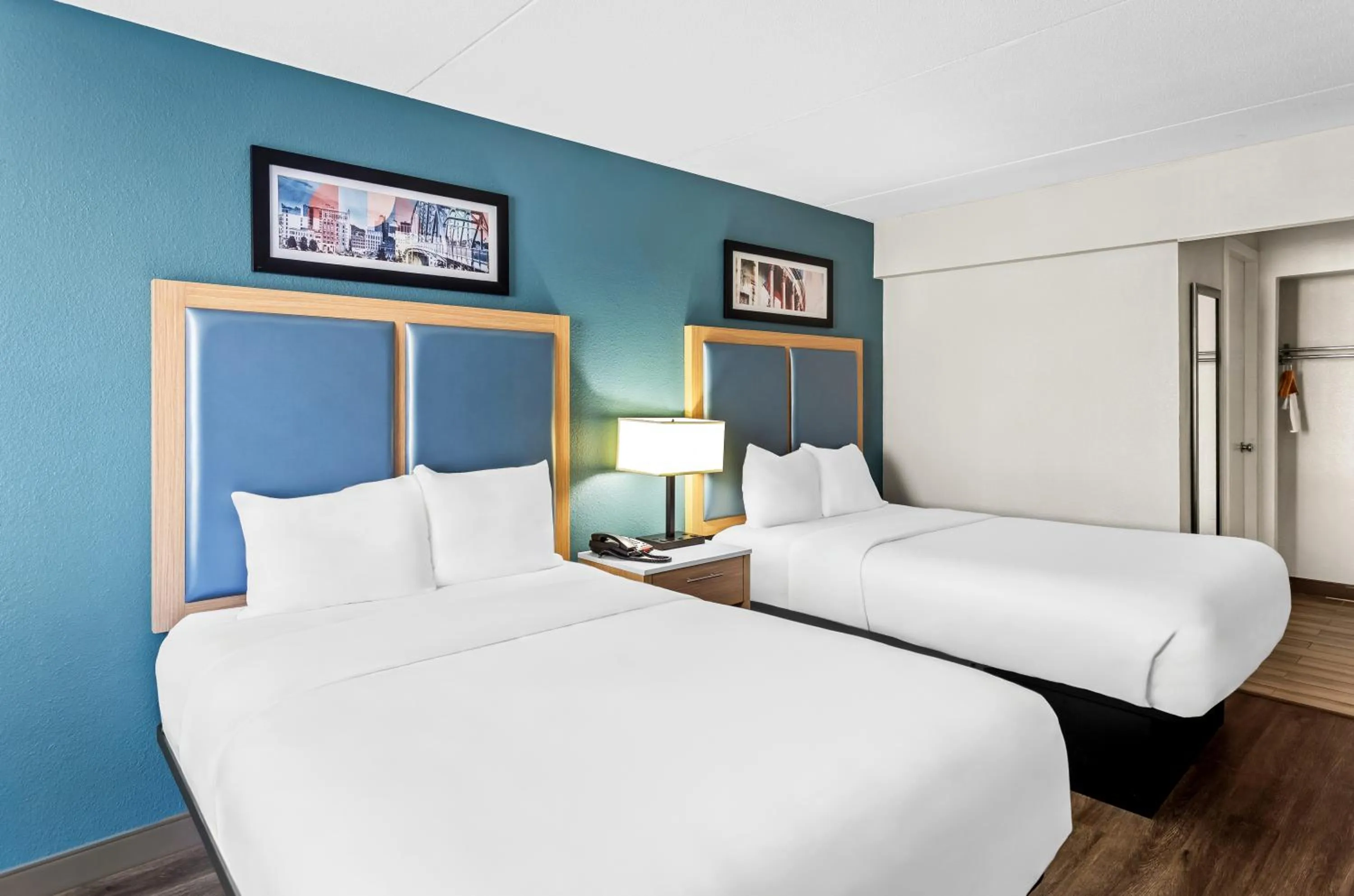 Bed in Suburban Studios Charleston - Civic Center