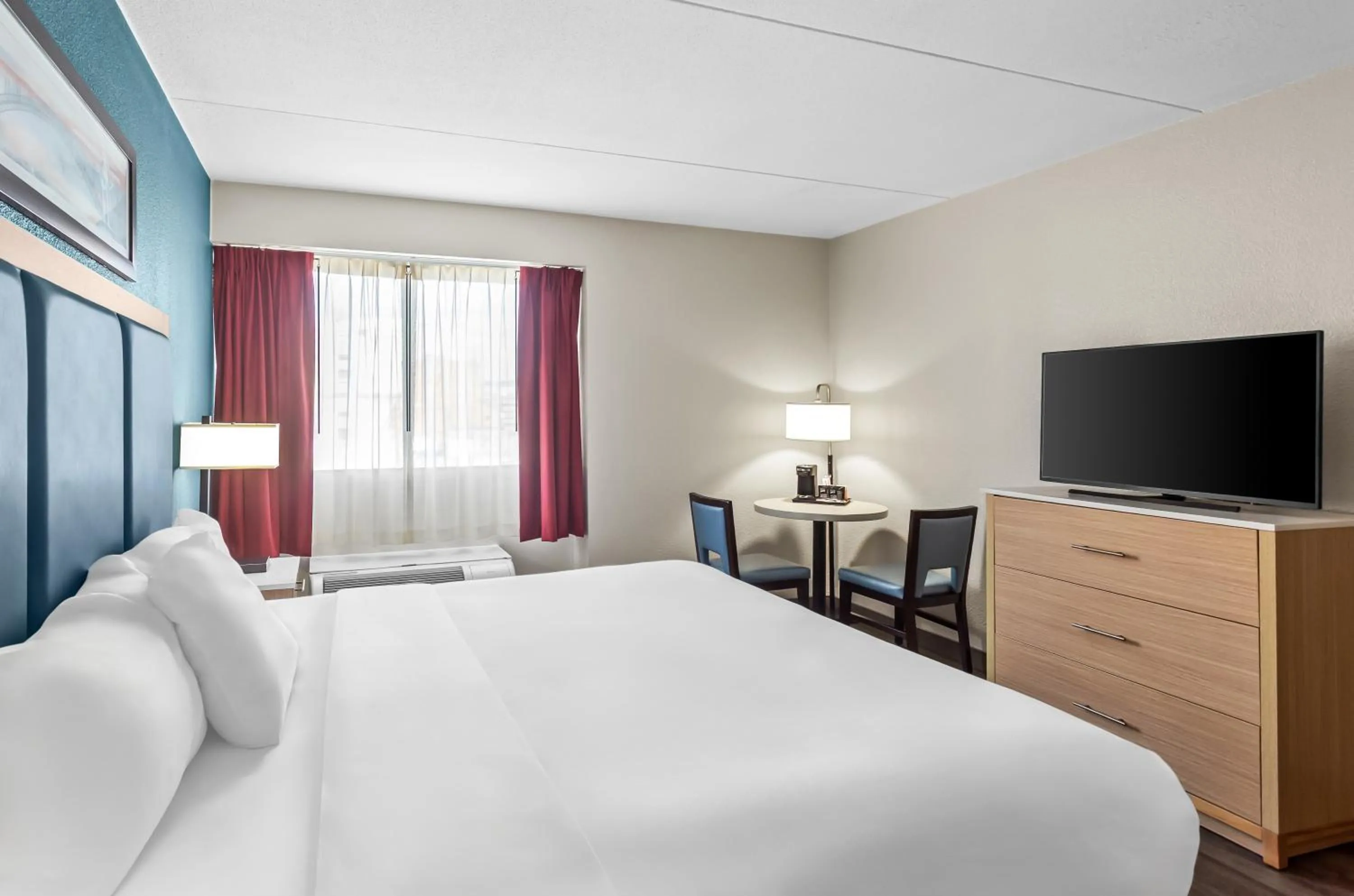 Bed in Suburban Studios Charleston - Civic Center