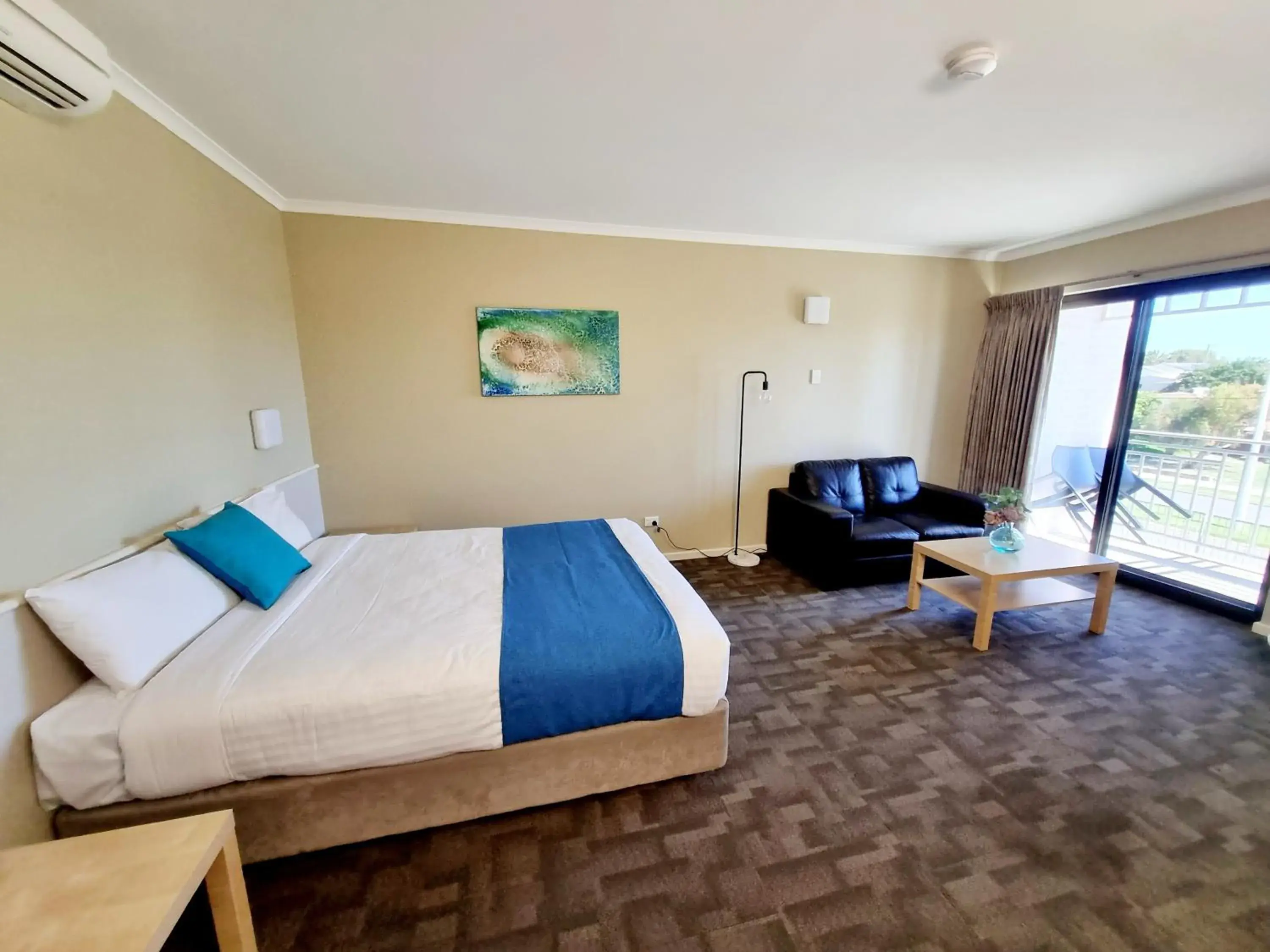 Queen Room with Balcony in Geraldton Motor Inn Queen Room with Balcony in Geraldton Motor Inn