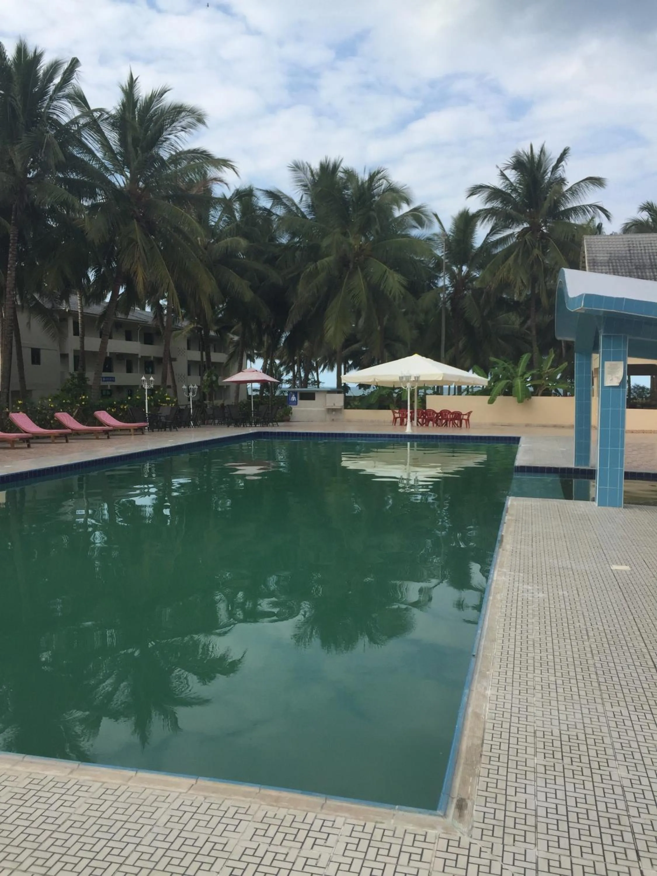 Swimming pool in Oceanic Bay Hotel & Resort