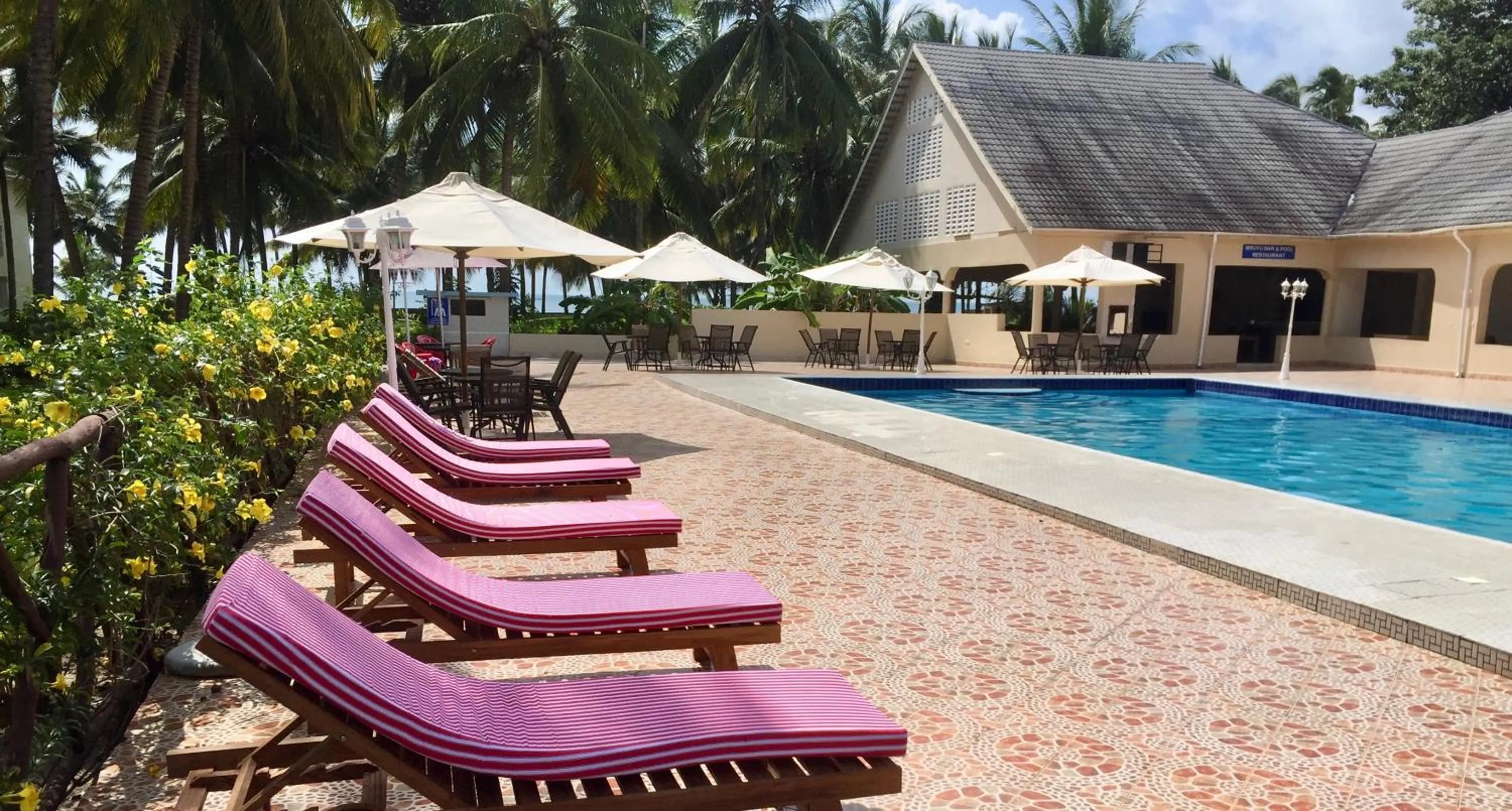 Swimming pool in Oceanic Bay Hotel & Resort