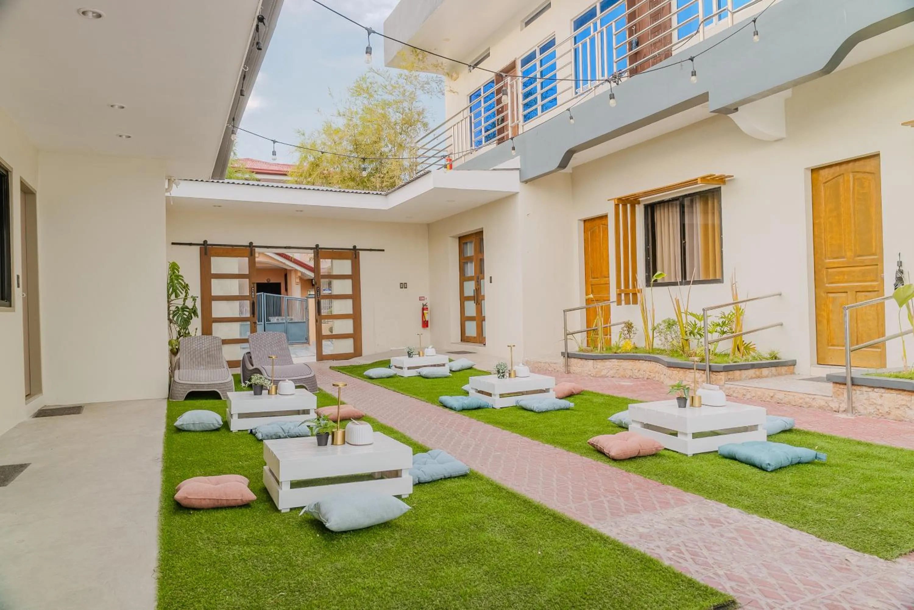 Inner courtyard view in GT Seaside Inn