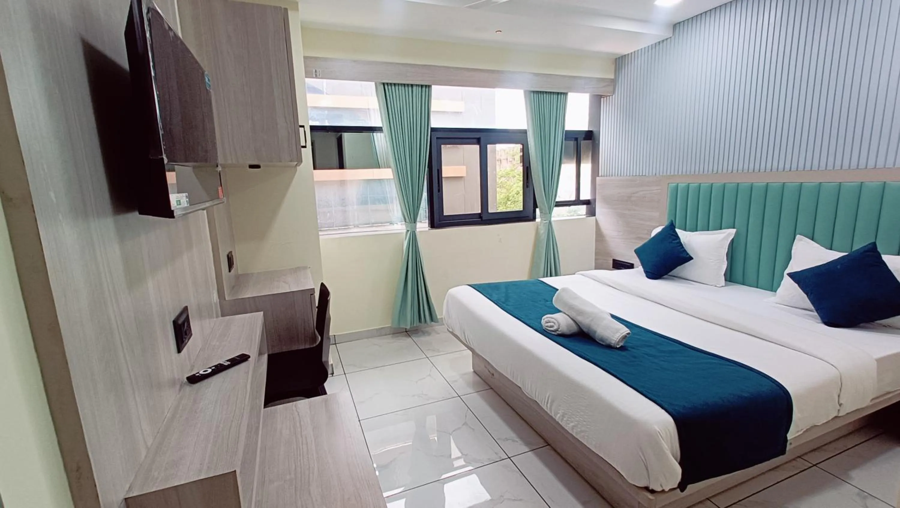 Communal lounge/ TV room, Bed in Hotel Sun PLaza