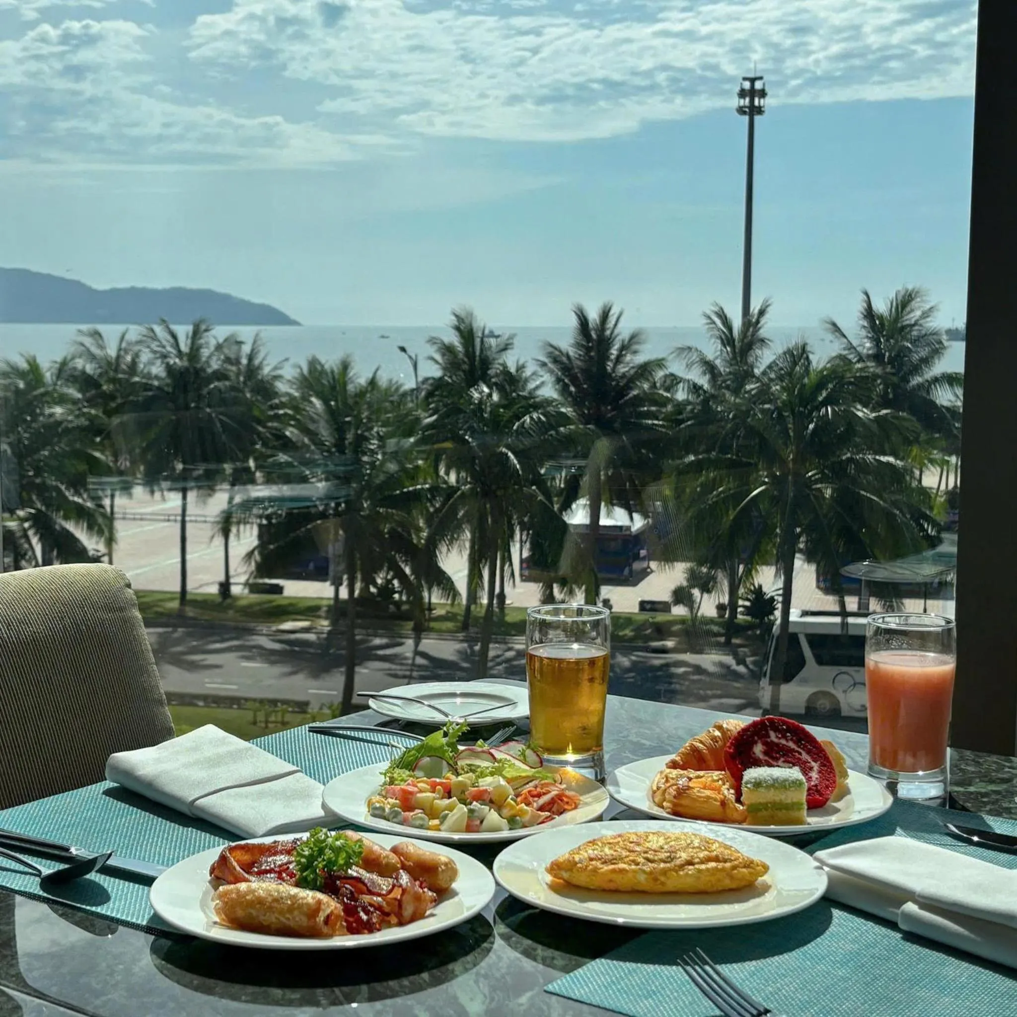 Restaurant/places to eat in Wyndham Soleil Danang - Free Two ways Airport Transport