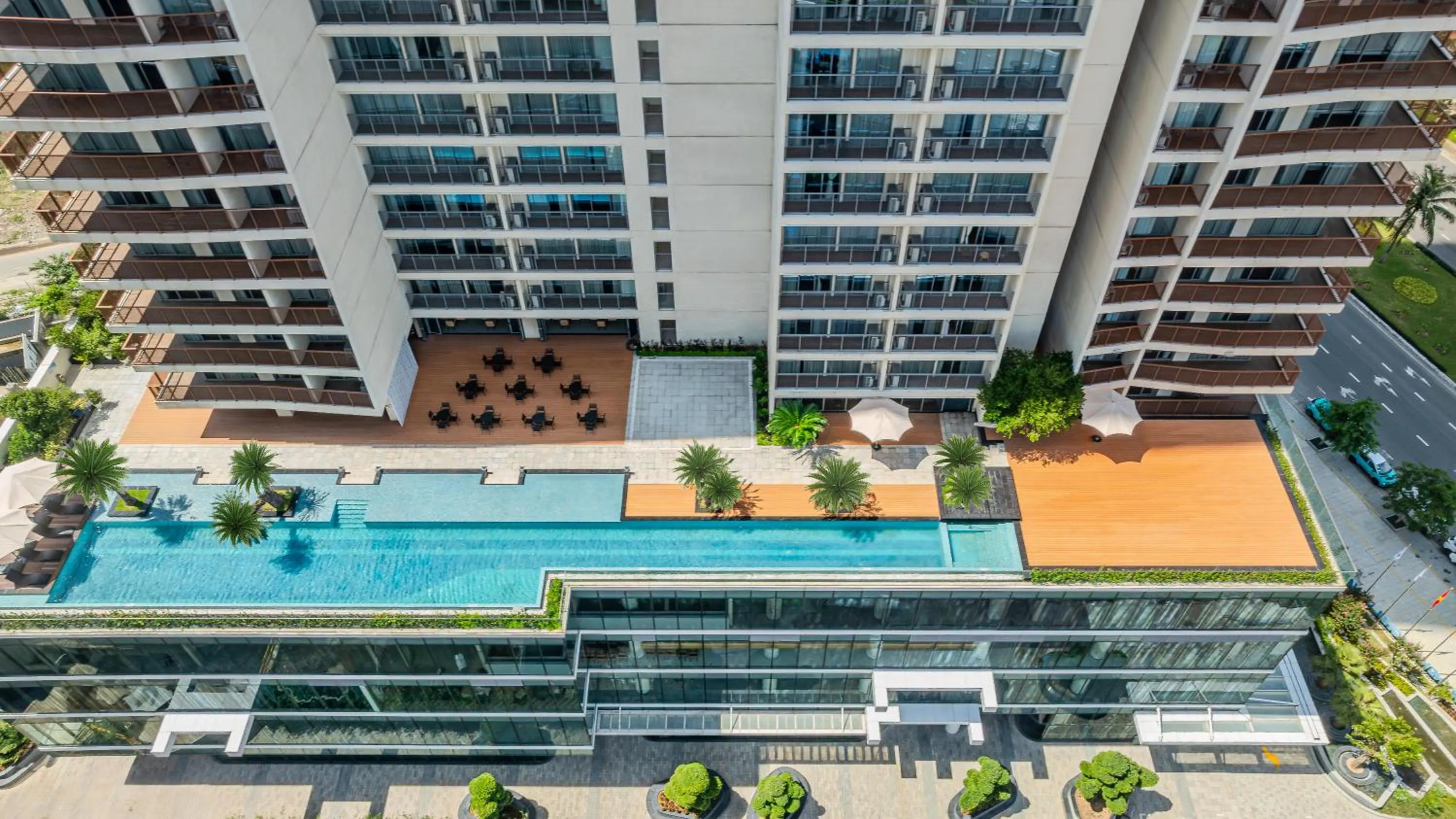 Day in Wyndham Soleil Danang - Free Two ways Airport Transport