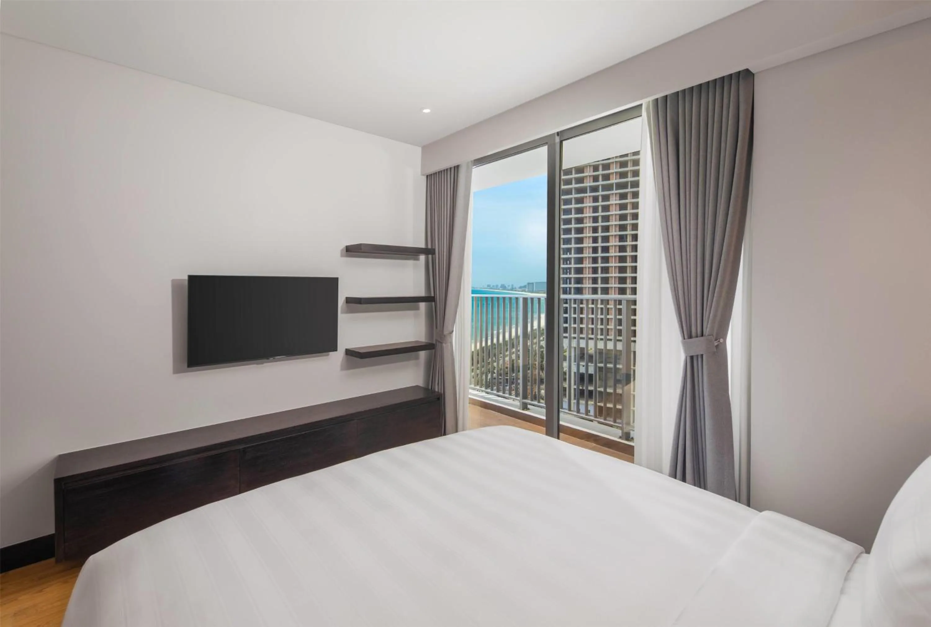 Photo of the whole room, Bed in Wyndham Soleil Danang - Free Two ways Airport Transport