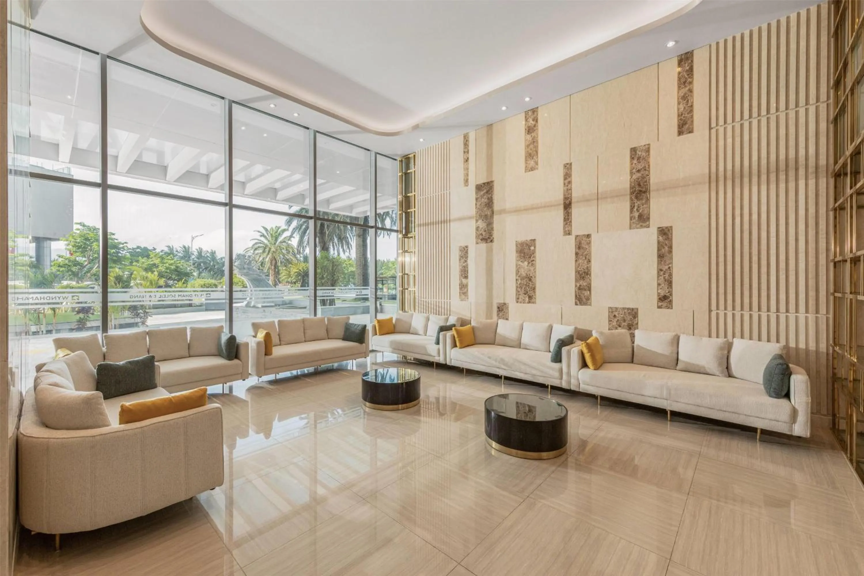 Lobby or reception in Wyndham Soleil Danang - Free Two ways Airport Transport